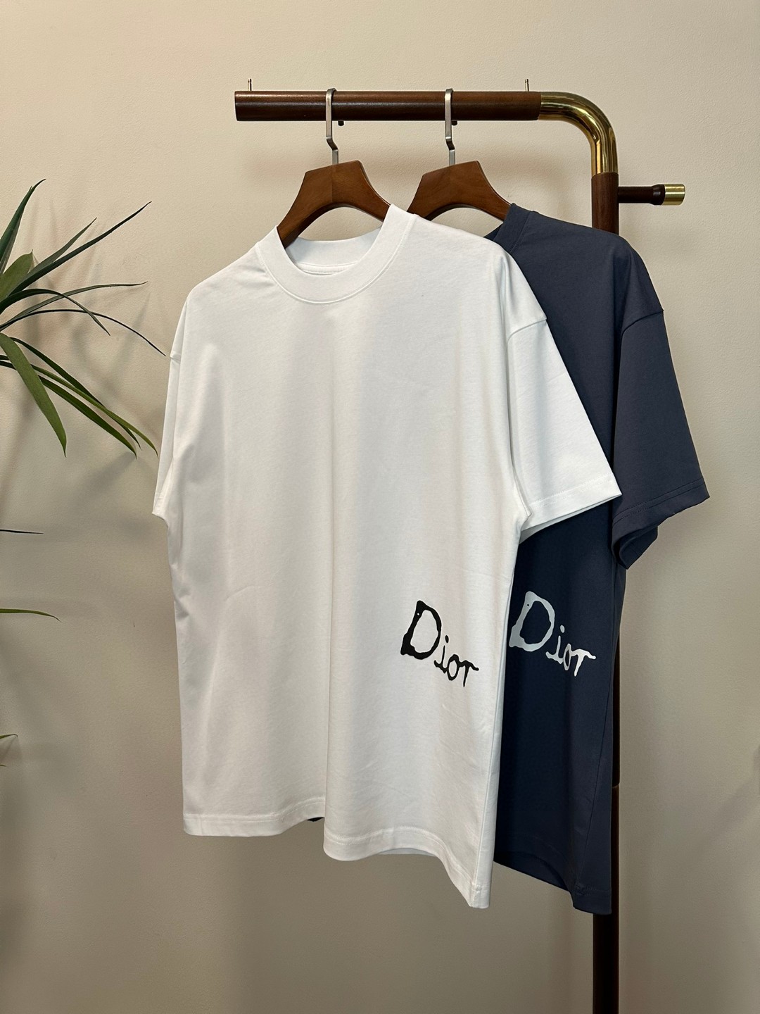NO:145753,DIOR 2025 new round neck short-sleeved T-shirt high-end version!  Customized fabrics for counters are breathable and comfortable, with impeccable details, and the brand element design concept reflects high quality. The feel is delicate and soft!  It is casually cut, with a great upper body style!  Code number M-3XL, dior,dior,T-shirt,tees,t-shirt,alexander wang19860909DIOR 迪奥 2025新款 圆领 短袖 T恤 高端版本！专柜定制面料 透气舒适度高,细节无可挑剔,品牌元素设计理念,体现高品质.手感细腻柔软！呈现休闲裁剪,上身版型超赞！ 码数M-3XL,,dior,dior,T-shirt,tees，t-shirt,alexander wang,Men's clothing