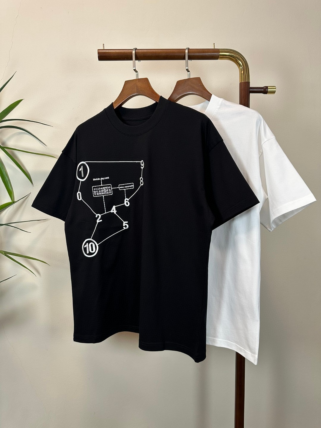 NO:468914,MM6 Magira New round neck short-sleeved T-shirt High-end version!  Customized fabrics for counters are breathable and comfortable, with impeccable details, and the brand element design concept reflects high quality. The feel is delicate and soft!  It is casually cut, with a great upper body style!  Code number M-3XL,,masion margiela,masion margiela,T-shirt,tees,t-shirt,alexander wang19860909MM6 马吉拉 新款 圆领 短袖 T恤 高端版本！专柜定制面料 透气舒适度高,细节无可挑剔,品牌元素设计理念,体现高品质.手感细腻柔软！呈现休闲裁剪,上身版型超赞！ 码数M-3XL,,masion margiela,masion margiela,T-shirt,tees，t-shirt,alexander wang,Men's clothing