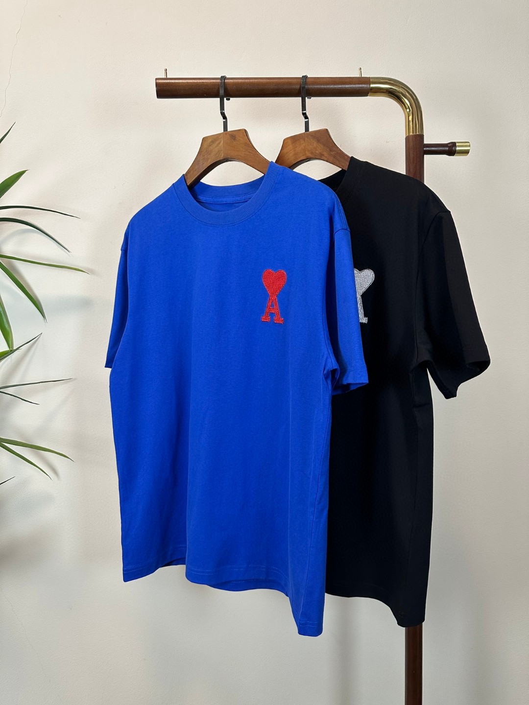 NO:468902,AMI New Round Neck Short Sleeve T-Shirt High-end Version!  Customized fabrics for counters are breathable and comfortable, with impeccable details, and the brand element design concept reflects high quality. The feel is delicate and soft!  It is casually cut, with a great upper body style!  Code number M-3XL, T-shirt,tees,t-shirt,alexander wang19860909AMI 新款 圆领 短袖 T恤 高端版本！专柜定制面料 透气舒适度高,细节无可挑剔,品牌元素设计理念,体现高品质.手感细腻柔软！呈现休闲裁剪,上身版型超赞！ 码数M-3XL,,T-shirt,tees，t-shirt,alexander wang,Men's clothing