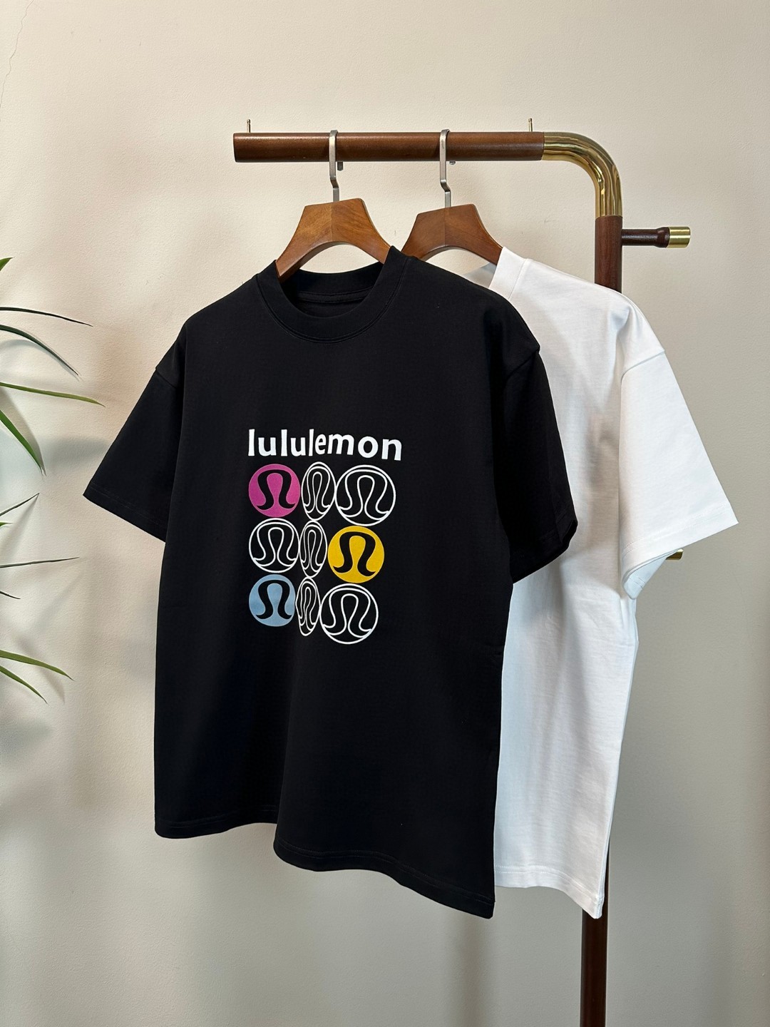 NO:468897,LU LU New round neck short-sleeved T-shirt high-end version!  Customized fabrics for counters are breathable and comfortable, with impeccable details, and the brand element design concept reflects high quality. The feel is delicate and soft!  It is casually cut, with a great upper body style!  Code number M-3XL, T-shirt,tees,t-shirt,alexander wang19860909LU LU 新款 圆领 短袖 T恤 高端版本！专柜定制面料 透气舒适度高,细节无可挑剔,品牌元素设计理念,体现高品质.手感细腻柔软！呈现休闲裁剪,上身版型超赞！ 码数M-3XL,,T-shirt,tees，t-shirt,alexander wang,Men's clothing