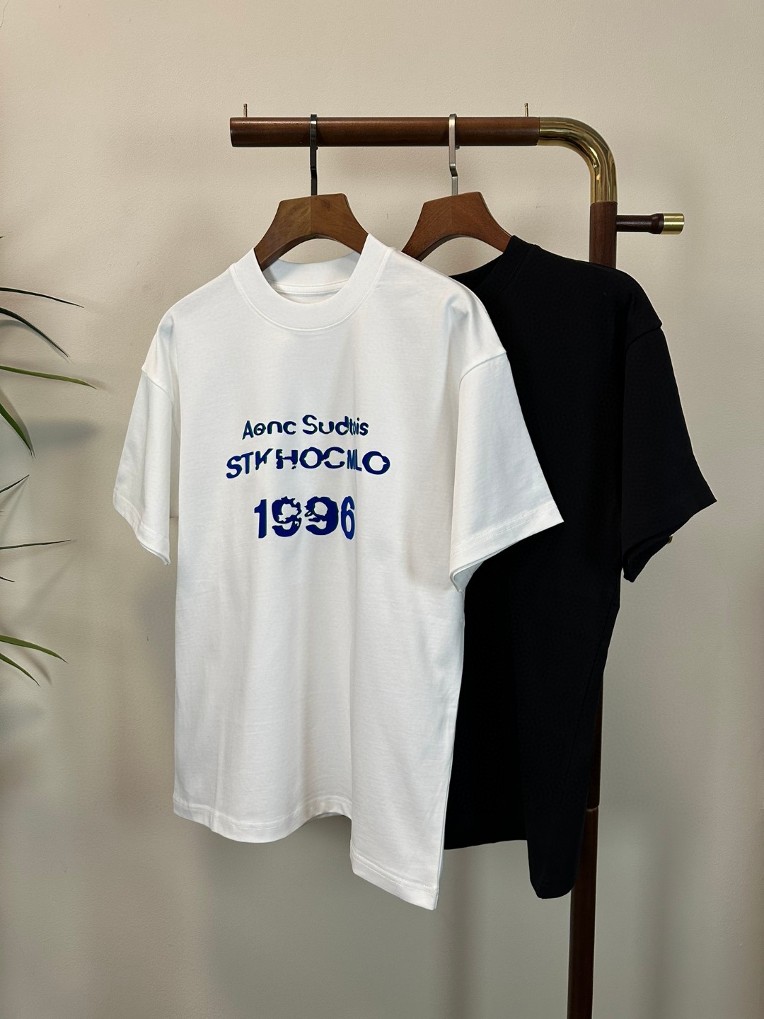 NO:468843,ACNE new round neck short-sleeved T-shirt high-end version!  Customized fabrics for counters are breathable and comfortable, with impeccable details, and the brand element design concept reflects high quality. The feel is delicate and soft!  It is casually cut, with a great upper body style!  Code number M-3XL, acne studios, T-shirt,tees, t-shirt,alexander wang19860909ACNE 新款 圆领 短袖 T恤 高端版本！专柜定制面料 透气舒适度高,细节无可挑剔,品牌元素设计理念,体现高品质.手感细腻柔软！呈现休闲裁剪,上身版型超赞！ 码数M-3XL,,acne studios,T-shirt,tees，t-shirt,alexander wang,Men's clothing