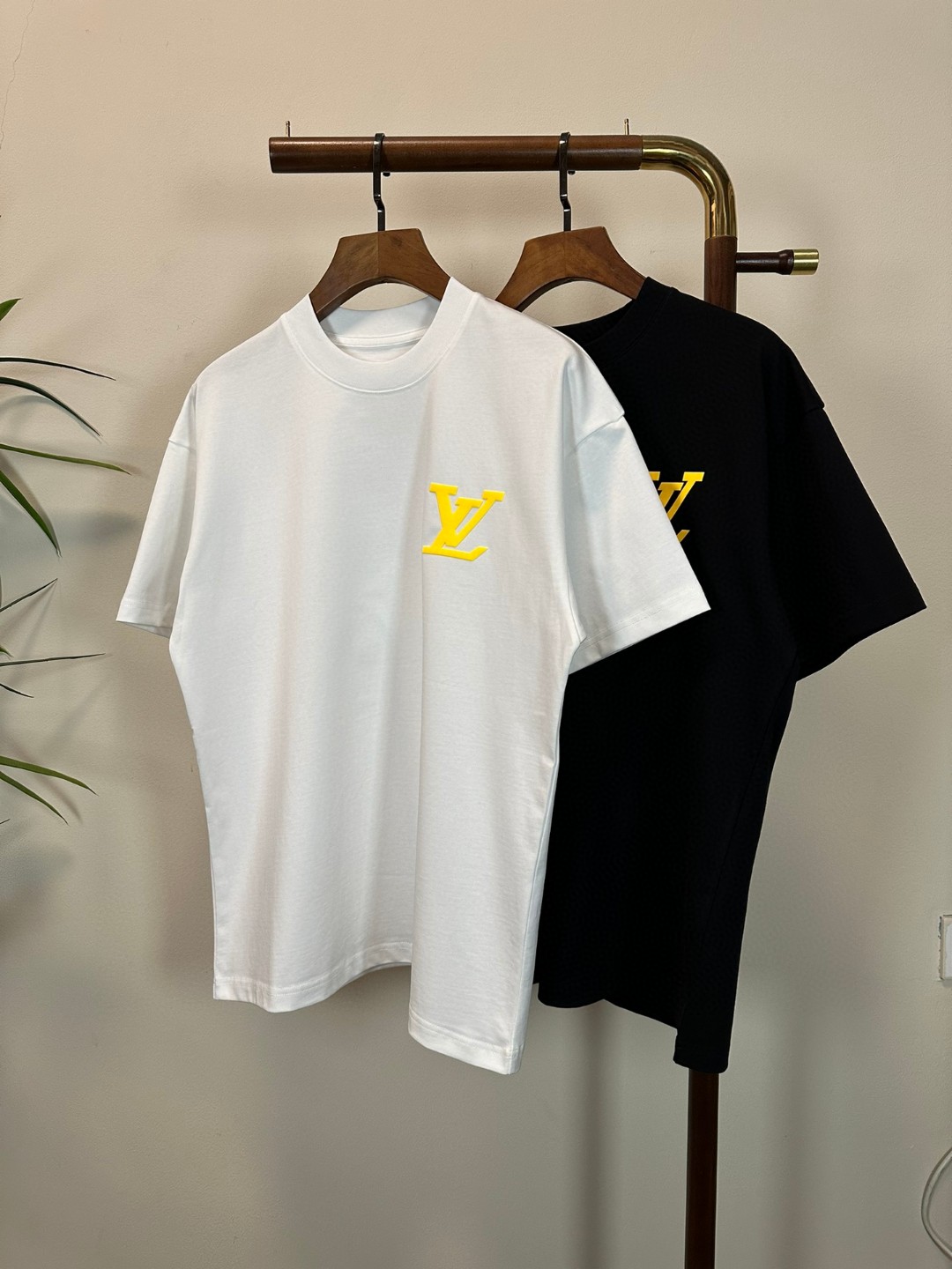 NO:468848,LV Louis Vuitton New round neck short-sleeved T-shirt High-end version!  Customized fabrics for counters are breathable and comfortable, with impeccable details, and the brand element design concept reflects high quality. The feel is delicate and soft!  It is casually cut, with a great upper body style!  Code number M-3XL, louis vuitton,louis vuitton,t-shirt,tees,t-shirt,alexander wang19860909LV 路易威登 新款 圆领 短袖 T恤 高端版本！专柜定制面料 透气舒适度高,细节无可挑剔,品牌元素设计理念,体现高品质.手感细腻柔软！呈现休闲裁剪,上身版型超赞！ 码数M-3XL,,louis vuitton,louis vuitton,T-shirt,tees，t-shirt,alexander wang,Men's clothing