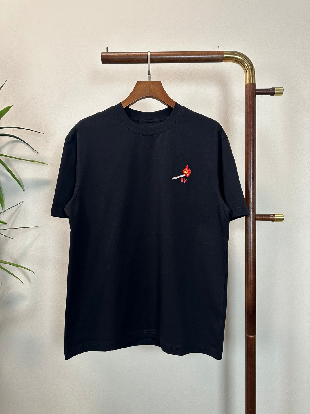 NO:468886,BV new round neck short-sleeved T-shirt high-end version!  Customized fabrics for counters are breathable and comfortable, with impeccable details, and the brand element design concept reflects high quality. The feel is delicate and soft!  It is casually cut, with a great upper body style!  Code number M-3XL, bottega veneta, T-shirt,tees, t-shirt,alexander wang19860909BV 新款 圆领 短袖 T恤 高端版本！专柜定制面料 透气舒适度高,细节无可挑剔,品牌元素设计理念,体现高品质.手感细腻柔软！呈现休闲裁剪,上身版型超赞！ 码数M-3XL,,bottega veneta,T-shirt,tees，t-shirt,alexander wang,Men's clothing