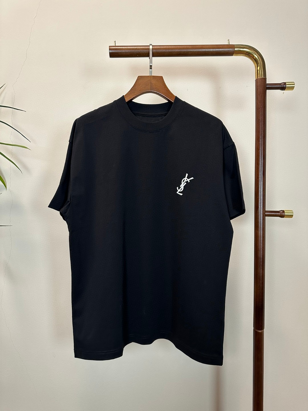 NO:468881,Saint Laurent New Round Neck Short Sleeve T-shirt High-end Version!  Customized fabrics for counters are breathable and comfortable, with impeccable details, and the brand element design concept reflects high quality. The feel is delicate and soft!  It is casually cut, with a great upper body style!  Code number M-3XL, saint laurent, T-shirt,tees, t-shirt,alexander wang19860909圣罗兰 新款 圆领 短袖 T恤 高端版本！专柜定制面料 透气舒适度高,细节无可挑剔,品牌元素设计理念,体现高品质.手感细腻柔软！呈现休闲裁剪,上身版型超赞！ 码数M-3XL,,saint laurent,T-shirt,tees，t-shirt,alexander wang,Men's clothing