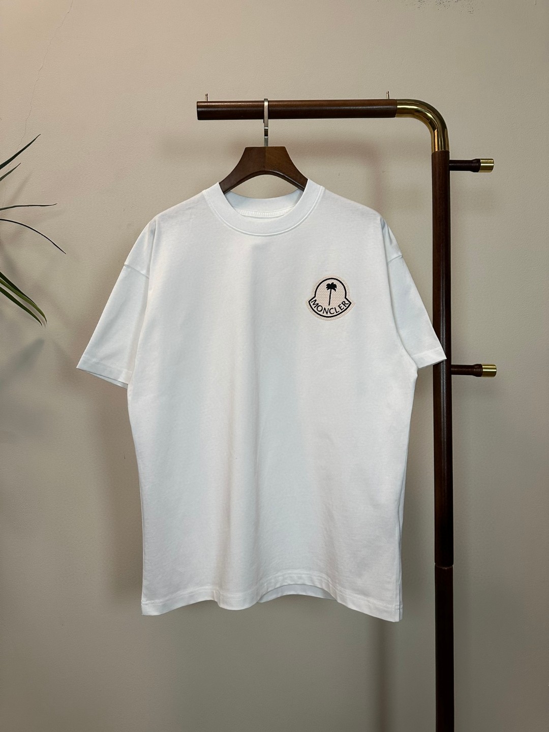 NO:468841,MON masked new style round neck short-sleeved T-shirt high-end version!  Customized fabrics for counters are breathable and comfortable, with impeccable details, and the brand element design concept reflects high quality. The feel is delicate and soft!  It is casually cut, with a great upper body style!  Code number M-3XL, Moncler, T-shirt,tees, t-shirt,alexander wang19860909MON 蒙口新款 圆领 短袖 T恤 高端版本！专柜定制面料 透气舒适度高,细节无可挑剔,品牌元素设计理念,体现高品质.手感细腻柔软！呈现休闲裁剪,上身版型超赞！ 码数M-3XL,,Moncler,T-shirt,tees，t-shirt,alexander wang,Men's clothing