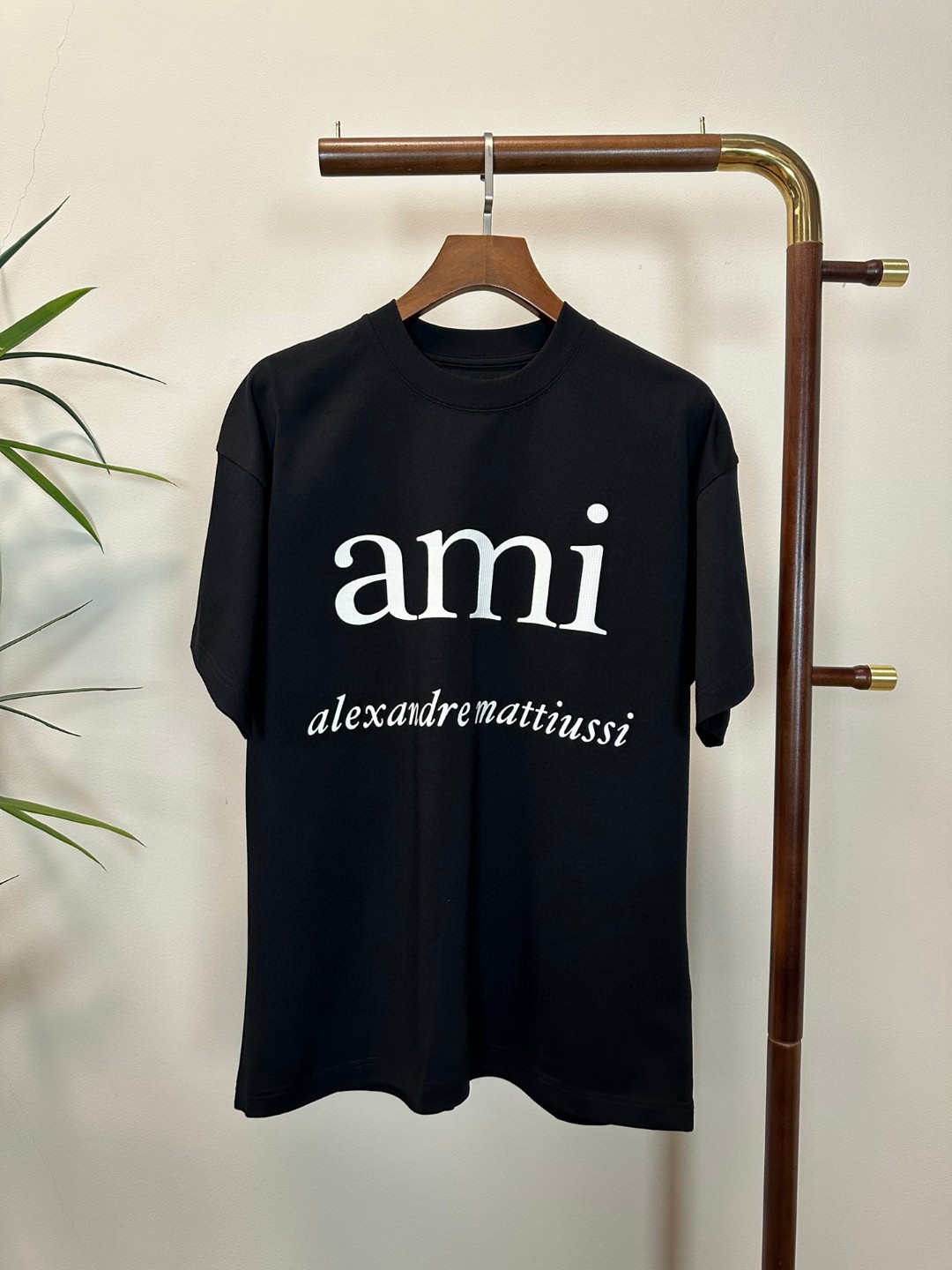 NO:468891,AMi new round neck short-sleeved T-shirt high-end version!  Customized fabrics for counters are breathable and comfortable, with impeccable details, and the brand element design concept reflects high quality. The feel is delicate and soft!  It is casually cut, with a great upper body style!  Code number M-3XL, T-shirt,tees,t-shirt,alexander wang19860909AMi 新款 圆领 短袖 T恤 高端版本！专柜定制面料 透气舒适度高,细节无可挑剔,品牌元素设计理念,体现高品质.手感细腻柔软！呈现休闲裁剪,上身版型超赞！ 码数M-3XL,,T-shirt,tees，t-shirt,alexander wang,Men's clothing