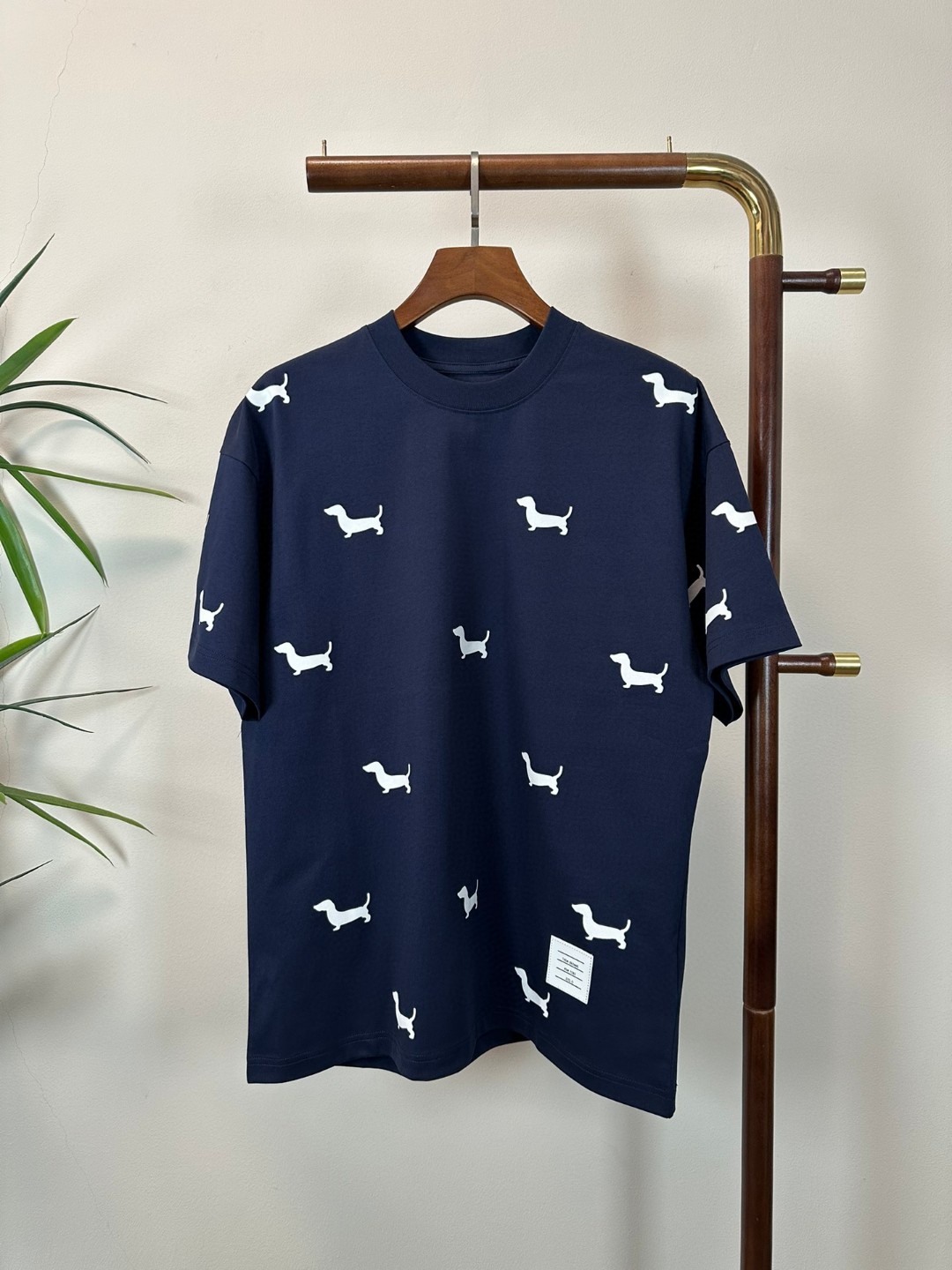 NO:468874,TB Tom New Round Neck Short Sleeve T-Shirt High-end Version!  Customized fabrics for counters are breathable and comfortable, with impeccable details, and the brand element design concept reflects high quality. The feel is delicate and soft!  It is casually cut, with a great upper body style!  Code number M-3XL, T-shirt,tees,t-shirt,alexander wang19860909TB 汤姆 新款 圆领 短袖 T恤 高端版本！专柜定制面料 透气舒适度高,细节无可挑剔,品牌元素设计理念,体现高品质.手感细腻柔软！呈现休闲裁剪,上身版型超赞！ 码数M-3XL,,T-shirt,tees，t-shirt,alexander wang,Men's clothing