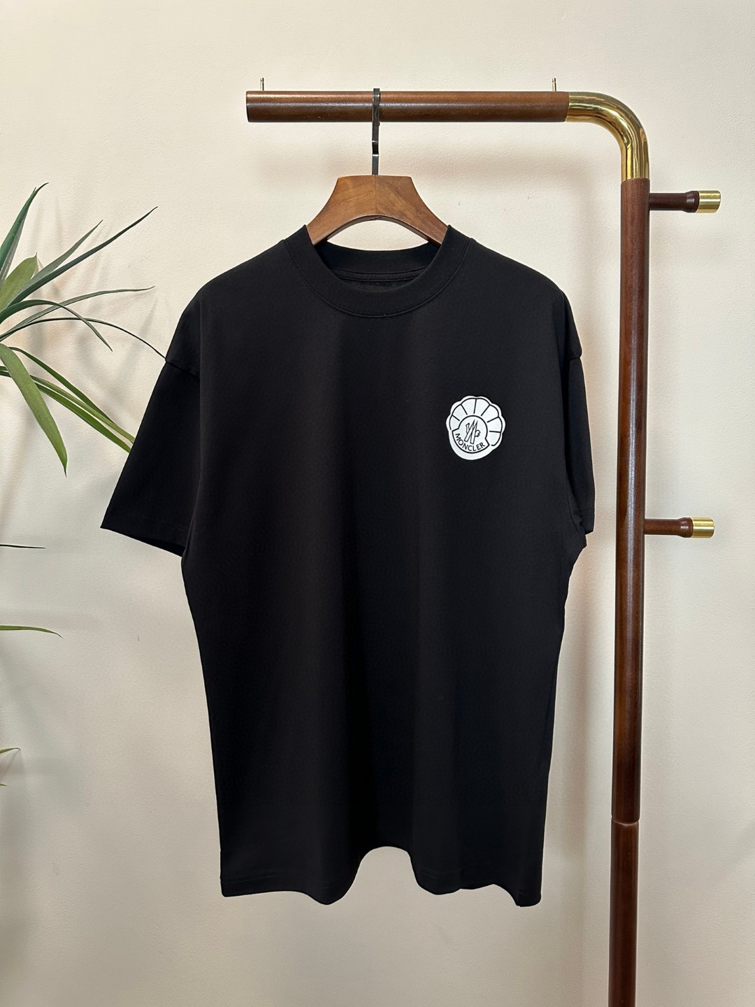 NO:468867,MON masked new style round neck short-sleeved T-shirt high-end version!  Customized fabrics for counters are breathable and comfortable, with impeccable details, and the brand element design concept reflects high quality. The feel is delicate and soft!  It is casually cut, with a great upper body style!  Code number M-3XL, Moncler, T-shirt,tees, t-shirt,alexander wang19860909MON 蒙口新款 圆领 短袖 T恤 高端版本！专柜定制面料 透气舒适度高,细节无可挑剔,品牌元素设计理念,体现高品质.手感细腻柔软！呈现休闲裁剪,上身版型超赞！ 码数M-3XL,,Moncler,T-shirt,tees，t-shirt,alexander wang,Men's clothing