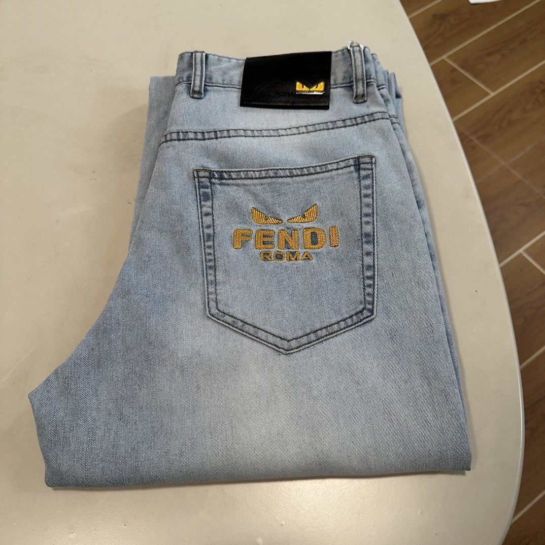 NO:468932,FD Fendi exclusively offers new jeans, high-end version!  Customized fabrics for counters are breathable and comfortable, with impeccable details, and the brand element design concept reflects high quality. The feel is delicate and soft!  It is casually cut, with a great upper body style!  Number of codes 29-40, fendi, jeans, alexander wang19860909FD 芬迪独家专供新款 牛仔裤,高端版本！专柜定制面料 透气舒适度高,细节无可挑剔,品牌元素设计理念,体现高品质.手感细腻柔软！呈现休闲裁剪,上身版型超赞！ 码数29-40,,fendi,jeans,alexander wang,Men's clothing
