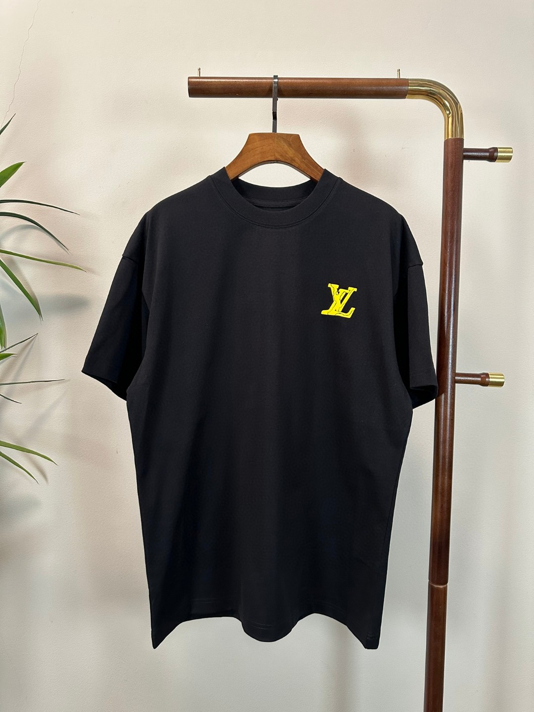 NO:465207,LV Louis Vuitton 2025 new round neck short-sleeved T-shirt high-end version!  Customized fabrics for counters are breathable and comfortable, with impeccable details, and the brand element design concept reflects high quality. The feel is delicate and soft!  It is casually cut, with a great upper body style!  Code number M-3XL, louis vuitton,louis vuitton,t-shirt,tees,t-shirt,alexander wang19860909LV 路易威登 2025新款 圆领 短袖 T恤 高端版本！专柜定制面料 透气舒适度高,细节无可挑剔,品牌元素设计理念,体现高品质.手感细腻柔软！呈现休闲裁剪,上身版型超赞！ 码数M-3XL,,louis vuitton,louis vuitton,T-shirt,tees，t-shirt,alexander wang,Men's clothing