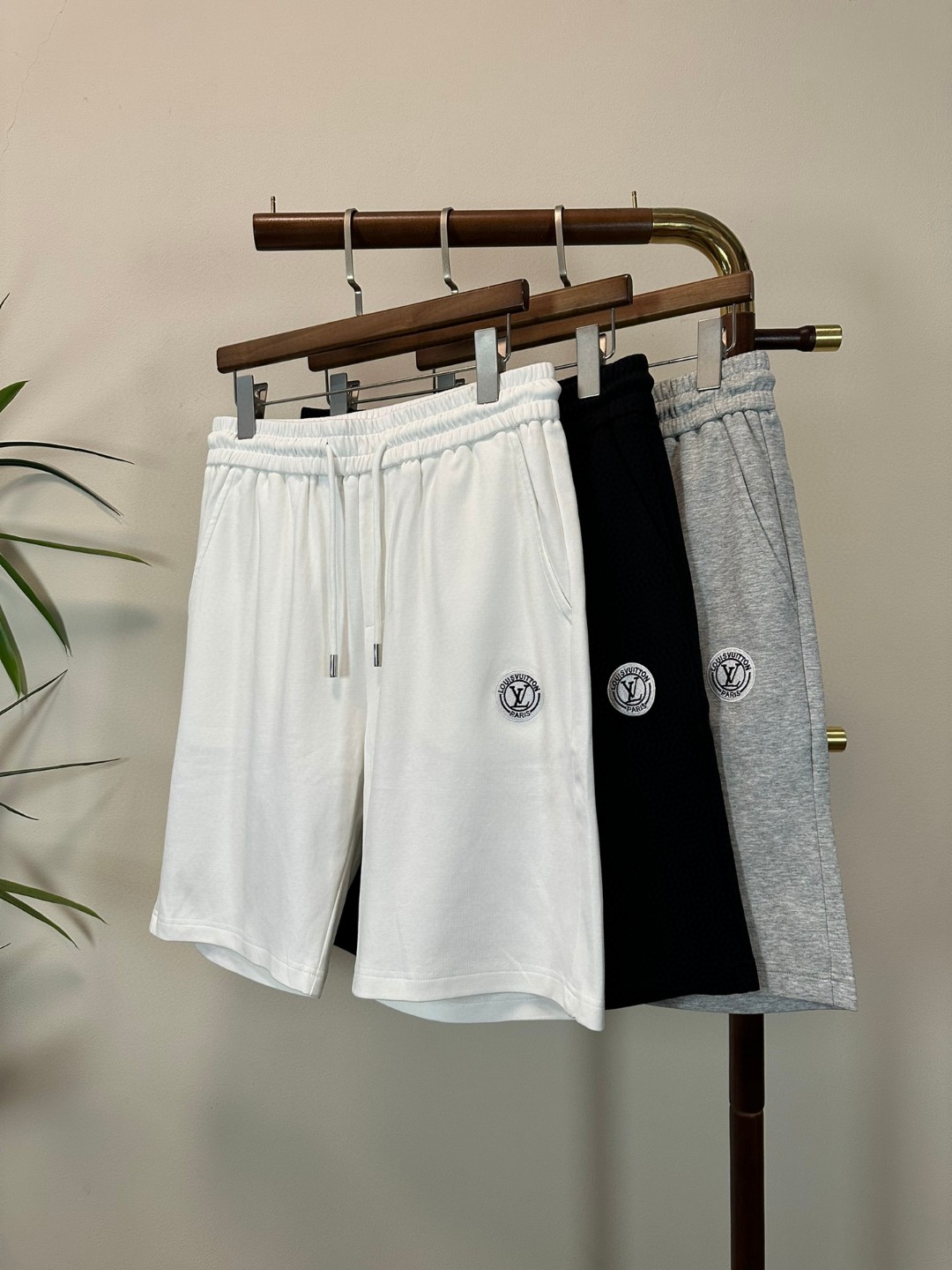 NO:465214,LV Louis Vuitton 2025 summer latest shorts brand logo heavy craftsmanship design high-end customized pure cotton fabric. It feels soft and comfortable to wear. The counter-level exquisite car line is fine. The upper body effect is invincible and handsome!  A must-have item for handsome men!  Two colors available, code number M-3XL!  ,,louis vuitton,louis vuitton,shorts,alexander wang19860909LV 路易威登 2025夏季最新款短裤品牌logo重工艺设计 高端定制纯棉面料.手感柔软.穿着舒适.专柜级别精致车线.做工精细.上身效果无敌帅气！型男必备单品！两色可选 码数M-3XL！,,louis vuitton,louis vuitton,shorts,alexander wang,Men's clothing