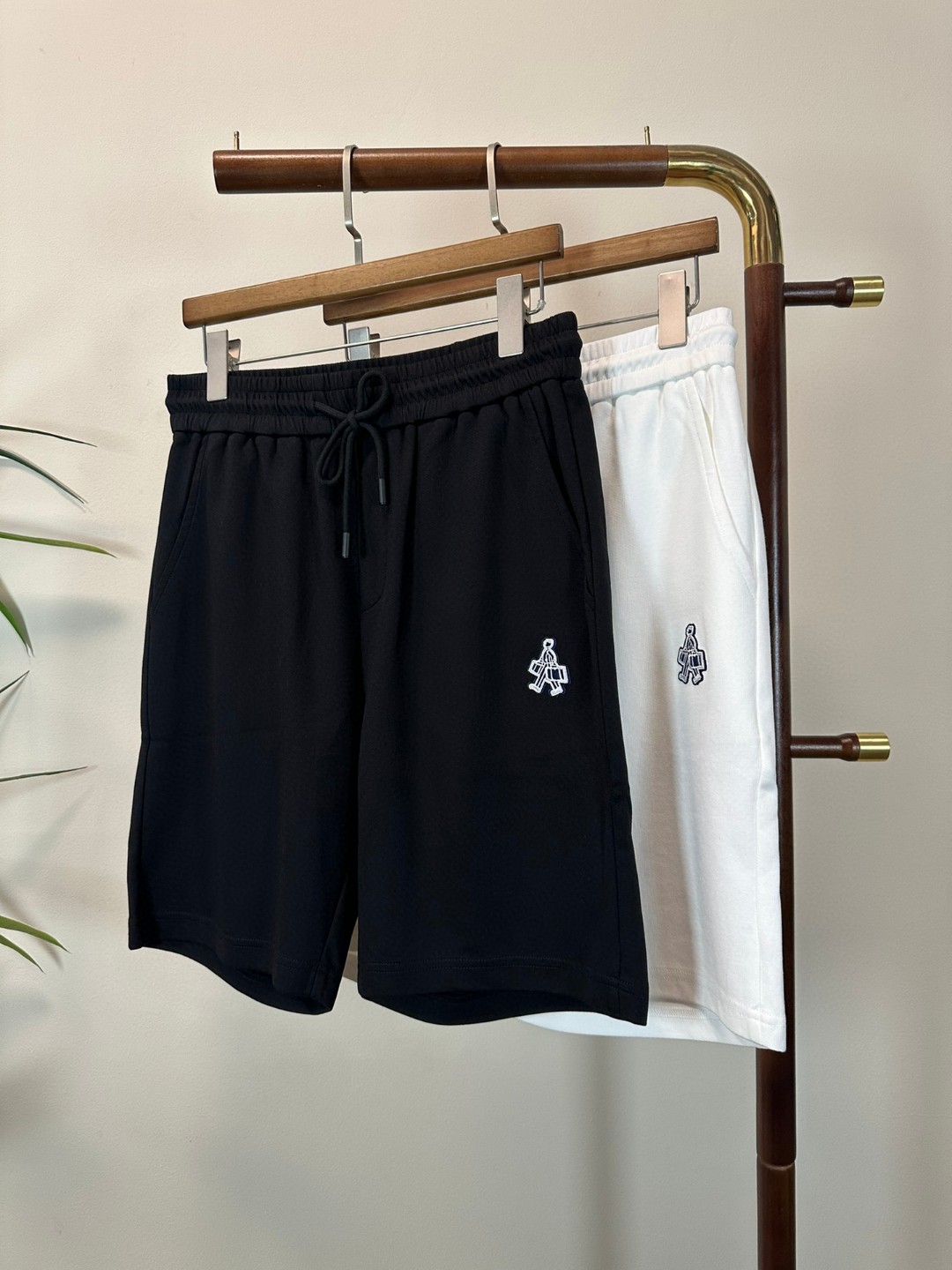 NO:465220,PRA Prada 2025 summer latest shorts brand logo heavy craftsmanship design high-end customized pure cotton fabric. It feels soft and comfortable to wear. The counter-level exquisite car line is fine. The upper body effect is invincible and handsome!  A must-have item for handsome men!  Two colors available, code number M-3XL!  ,,prada,prada,shorts,alexander wang19860909PRA 普拉达 2025夏季最新款短裤品牌logo重工艺设计 高端定制纯棉面料.手感柔软.穿着舒适.专柜级别精致车线.做工精细.上身效果无敌帅气！型男必备单品！两色可选 码数M-3XL！,,prada,prada,shorts,alexander wang,Men's clothing