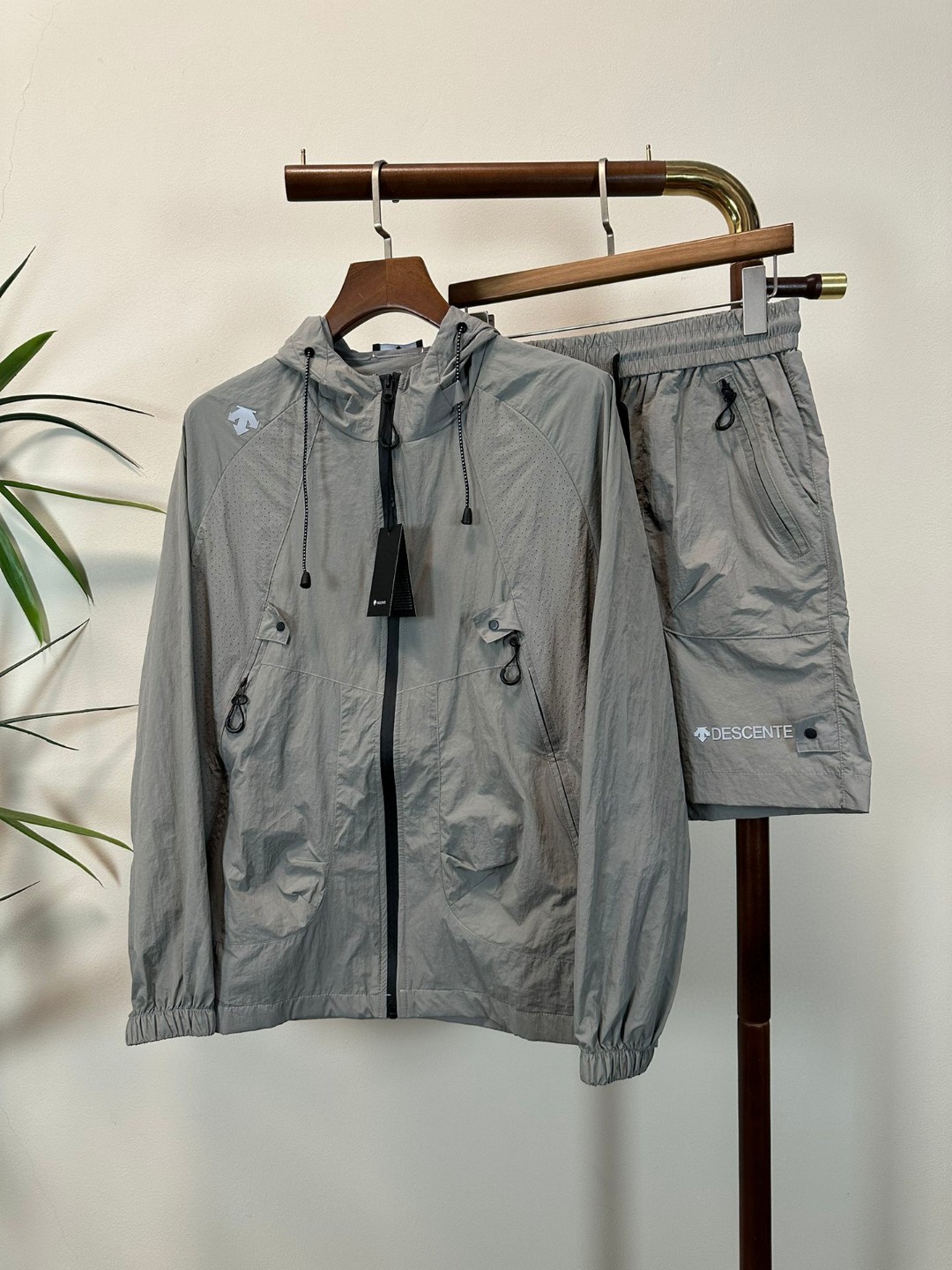 NO:465234,A set of 25 new men's sun protection suits are light and thin coats, unique customized sun protection technology fabrics, combined with a cool coating, body feels cool and not stuffy, and quickly dry after sweating, suitable for outdoor activities in summer. It is carried with you without burden. It also has basic windproof performance, suitable for outdoor changing weather. Zippered pockets are convenient to store small objects; the cuffs are tightly adjusted, and the hem drawstring enhances fit to prevent the jacket from shifting during activities. It is both fashionable and practical, simple and versatile, and has neat tailoring, providing solid color, gradient color or contrasting color design to meet the needs of daily commuting, sports and leisure and other scene matching. The same style for men and women, improving the inclusiveness of wearing. Sunscreen jackets not only have professional sun protection functions, but also become a must-have item for summer outdoor protection and fashion through lightweight materials, humanized details and trendy designs. m-3xl…,,,jackets &  coats,alexander wang19860909一套不拆卖 迪桑特 25新款男士防晒服轻薄外套,独特订制防晒科技面料,结合凉感涂层体感清凉不闷热,出汗后速干,适合夏季户外活动. 随身携带无负担.同时具备基础防风性能,适合户外多变天气. 拉链口袋方便存放小物；袖口松紧调节、下摆抽绳增强贴合性,防止活动时外套移位. 时尚与实用兼备,简约百搭,剪裁利落,提供纯色、渐变色或撞色设计,满足日常通勤、运动休闲等场景搭配需求. 男女同款,提升穿着包容性. 防晒外套不仅具备专业防晒功能,更通过轻量化材质、人性化细节和潮流设计,成为夏季户外防护与时尚穿搭的必备单品.m-3xl….,,jackets & coats,alexander wang,Men's clothing