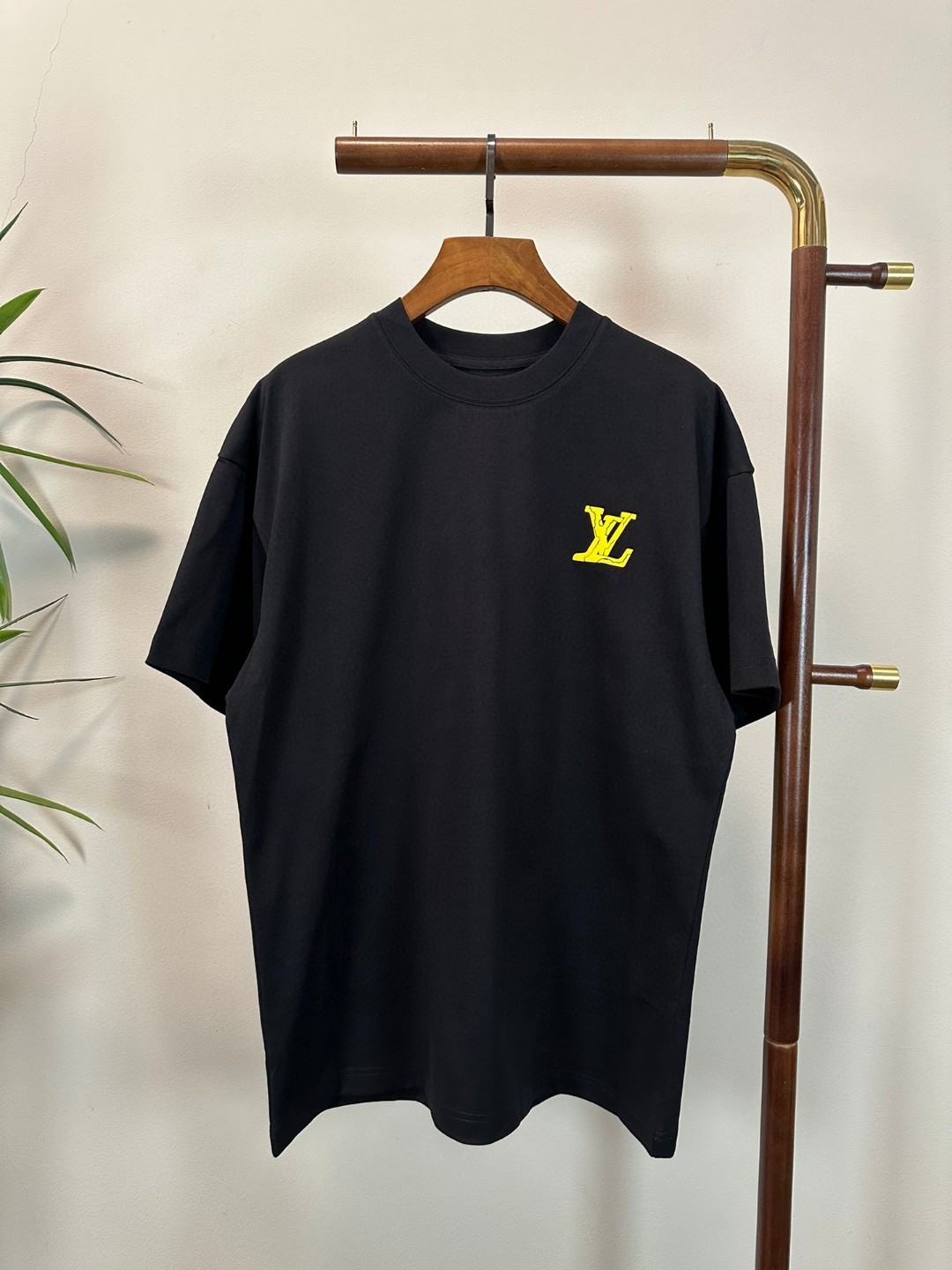 NO:413229,LV Louis Vuitton 2025 new round neck short-sleeved T-shirt high-end version!  Customized fabrics for counters are breathable and comfortable, with impeccable details, and the brand element design concept reflects high quality. The feel is delicate and soft!  It is casually cut, with a great upper body style!  Code number M-3XL, louis vuitton,louis vuitton,t-shirt,tees,t-shirt,alexander wang19860909LV 路易威登 2025新款 圆领 短袖 T恤 高端版本！专柜定制面料 透气舒适度高,细节无可挑剔,品牌元素设计理念,体现高品质.手感细腻柔软！呈现休闲裁剪,上身版型超赞！ 码数M-3XL,,louis vuitton,louis vuitton,T-shirt,tees，t-shirt,alexander wang,Men's clothing