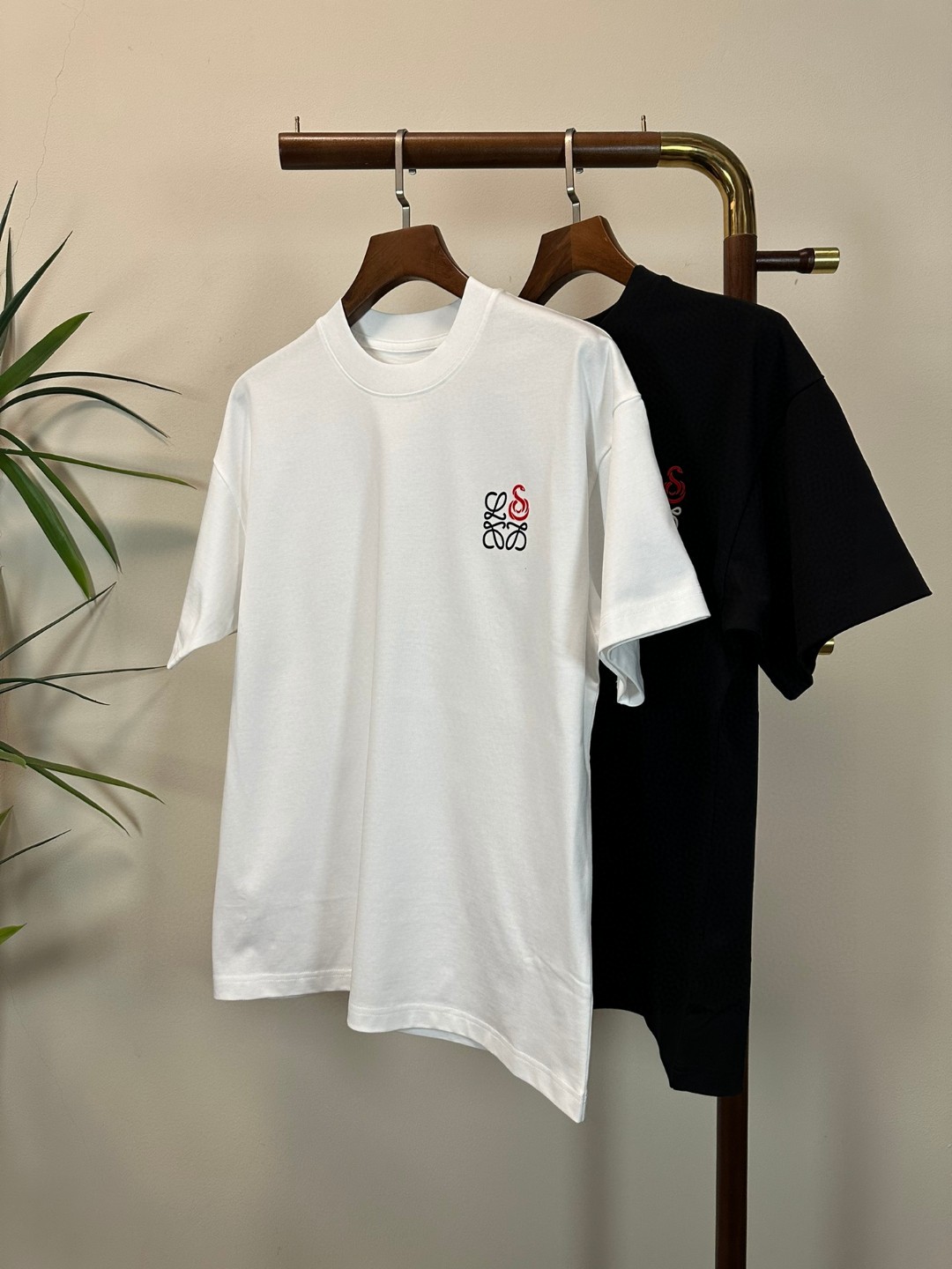 NO:413242,Luo Yiwei 2025 new round neck short-sleeved T-shirt high-end version!  Customized fabrics for counters are breathable and comfortable, with impeccable details, and the brand element design concept reflects high quality. The feel is delicate and soft!  It is casually cut, with a great upper body style!  Code number M-3XL, loewe, T-shirt,tees, t-shirt,alexander wang19860909罗意威 2025新款 圆领 短袖 T恤 高端版本！专柜定制面料 透气舒适度高,细节无可挑剔,品牌元素设计理念,体现高品质.手感细腻柔软！呈现休闲裁剪,上身版型超赞！ 码数M-3XL,,loewe,T-shirt,tees，t-shirt,alexander wang,Men's clothing