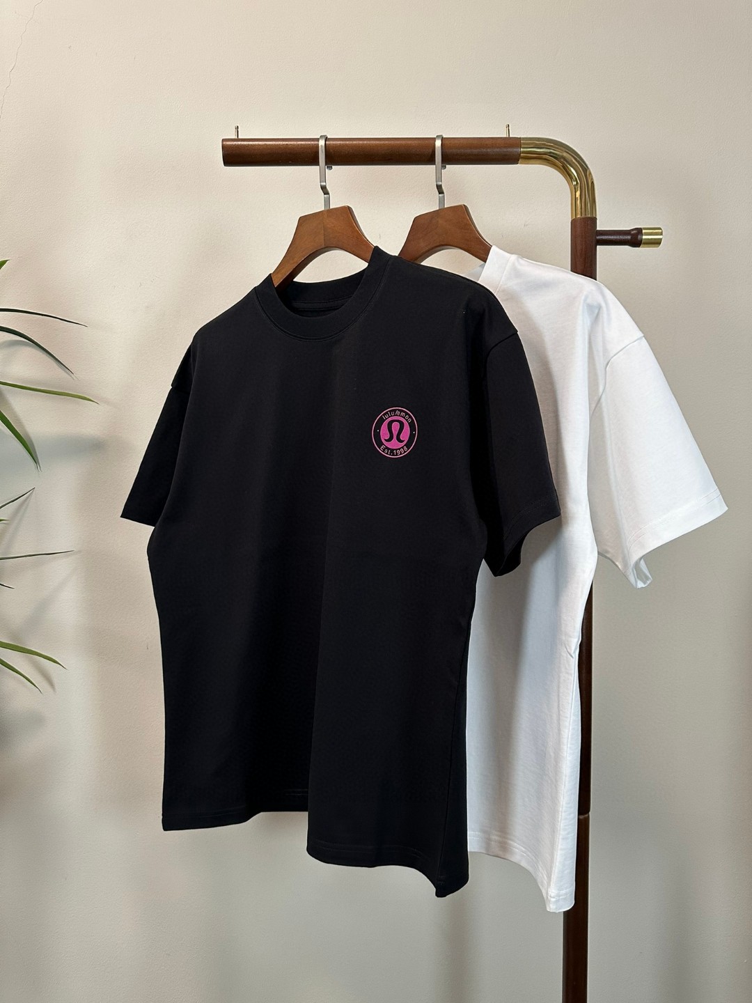 NO:413248,LU LU 2025 new round neck short-sleeved T-shirt high-end version!  Customized fabrics for counters are breathable and comfortable, with impeccable details, and the brand element design concept reflects high quality. The feel is delicate and soft!  It is casually cut, with a great upper body style!  Code number M-3XL, T-shirt,tees,t-shirt,alexander wang19860909LU LU 2025新款 圆领 短袖 T恤 高端版本！专柜定制面料 透气舒适度高,细节无可挑剔,品牌元素设计理念,体现高品质.手感细腻柔软！呈现休闲裁剪,上身版型超赞！ 码数M-3XL,,T-shirt,tees，t-shirt,alexander wang,Men's clothing