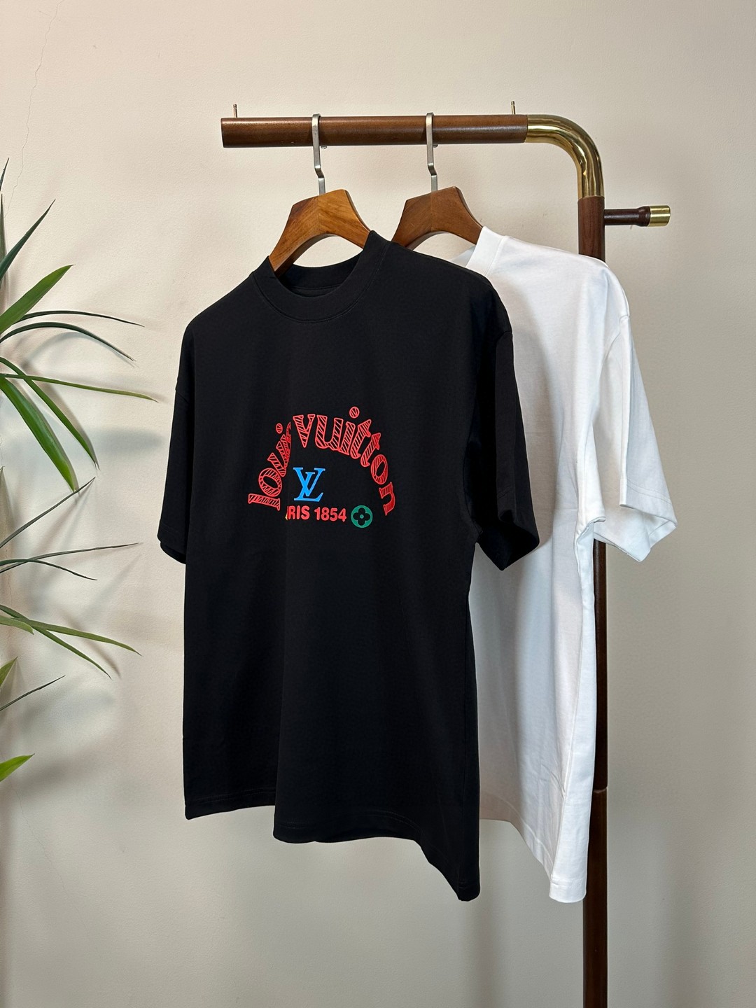 NO:430766,LV Louis Vuitton 2025 new round neck short-sleeved T-shirt high-end version!  Customized fabrics for counters are breathable and comfortable, with impeccable details, and the brand element design concept reflects high quality. The feel is delicate and soft!  It is casually cut, with a great upper body style!  Code number M-3XL, louis vuitton,louis vuitton,t-shirt,tees,t-shirt,alexander wang19860909LV 路易威登 2025新款 圆领 短袖 T恤 高端版本！专柜定制面料 透气舒适度高,细节无可挑剔,品牌元素设计理念,体现高品质.手感细腻柔软！呈现休闲裁剪,上身版型超赞！ 码数M-3XL,,louis vuitton,louis vuitton,T-shirt,tees，t-shirt,alexander wang,Men's clothing