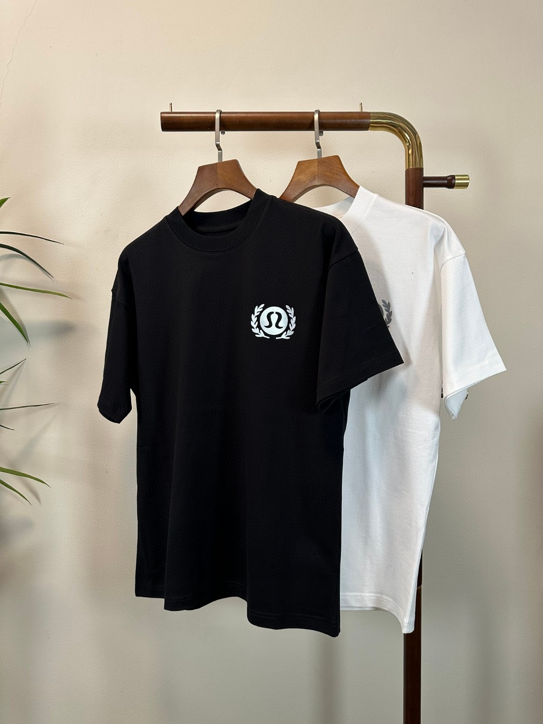 NO:413211,LU LU 2025 new round neck short-sleeved T-shirt high-end version!  Customized fabrics for counters are breathable and comfortable, with impeccable details, and the brand element design concept reflects high quality. The feel is delicate and soft!  It is casually cut, with a great upper body style!  Code number M-3XL, T-shirt,tees,t-shirt,alexander wang19860909LU LU 2025新款 圆领 短袖 T恤 高端版本！专柜定制面料 透气舒适度高,细节无可挑剔,品牌元素设计理念,体现高品质.手感细腻柔软！呈现休闲裁剪,上身版型超赞！ 码数M-3XL,,T-shirt,tees，t-shirt,alexander wang,Men's clothing