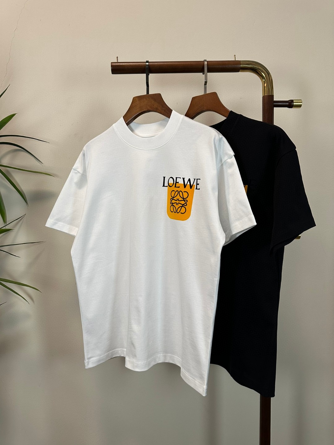 NO:515567,LOE Loe Wei New Round Neck Short Sleeve T-shirt High-end Version!  Customized fabrics for counters are breathable and comfortable, with impeccable details, and the brand element design concept reflects high quality. The feel is delicate and soft!  It is casually cut, with a great upper body style!  Code number M-3XL, loewe, loewe, T-shirt,tees, t-shirt,alexander wang19860909LOE 罗意威 新款 圆领 短袖 T恤 高端版本！专柜定制面料 透气舒适度高,细节无可挑剔,品牌元素设计理念,体现高品质.手感细腻柔软！呈现休闲裁剪,上身版型超赞！ 码数M-3XL,,loewe,loewe,T-shirt,tees，t-shirt,alexander wang,Men's clothing