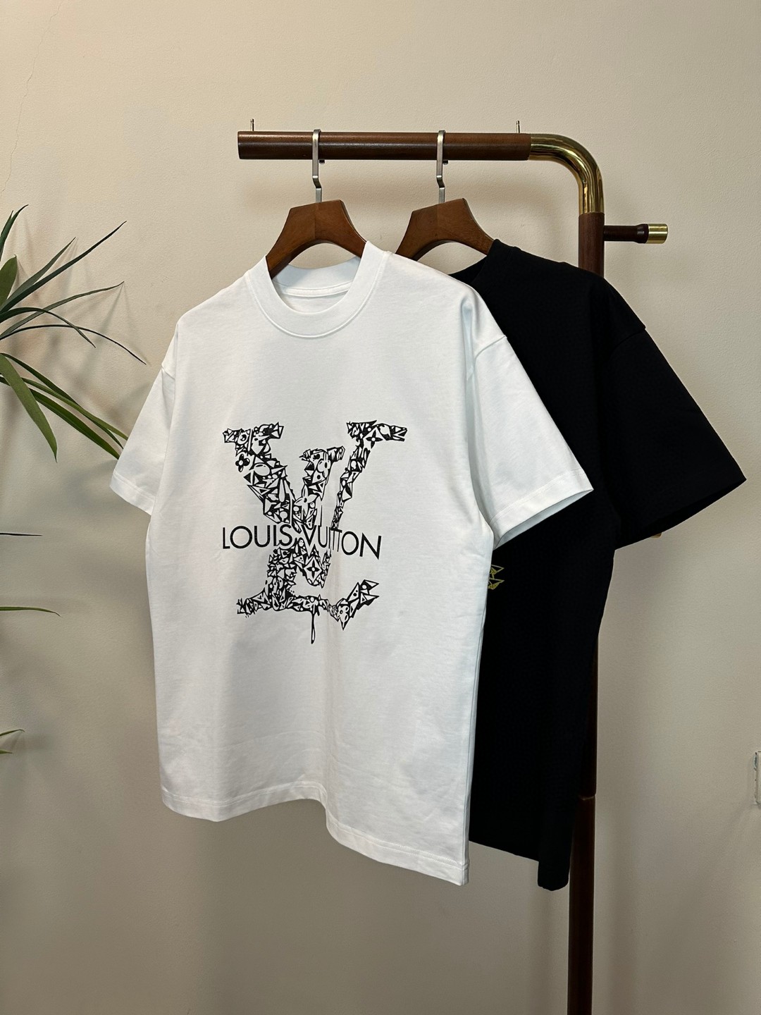 NO:413244,LV Louis Vuitton 2025 new round neck short-sleeved T-shirt high-end version!  Customized fabrics for counters are breathable and comfortable, with impeccable details, and the brand element design concept reflects high quality. The feel is delicate and soft!  It is casually cut, with a great upper body style!  Code number M-3XL, louis vuitton,louis vuitton,t-shirt,tees,t-shirt,alexander wang19860909LV 路易威登 2025新款 圆领 短袖 T恤 高端版本！专柜定制面料 透气舒适度高,细节无可挑剔,品牌元素设计理念,体现高品质.手感细腻柔软！呈现休闲裁剪,上身版型超赞！ 码数M-3XL,,louis vuitton,louis vuitton,T-shirt,tees，t-shirt,alexander wang,Men's clothing