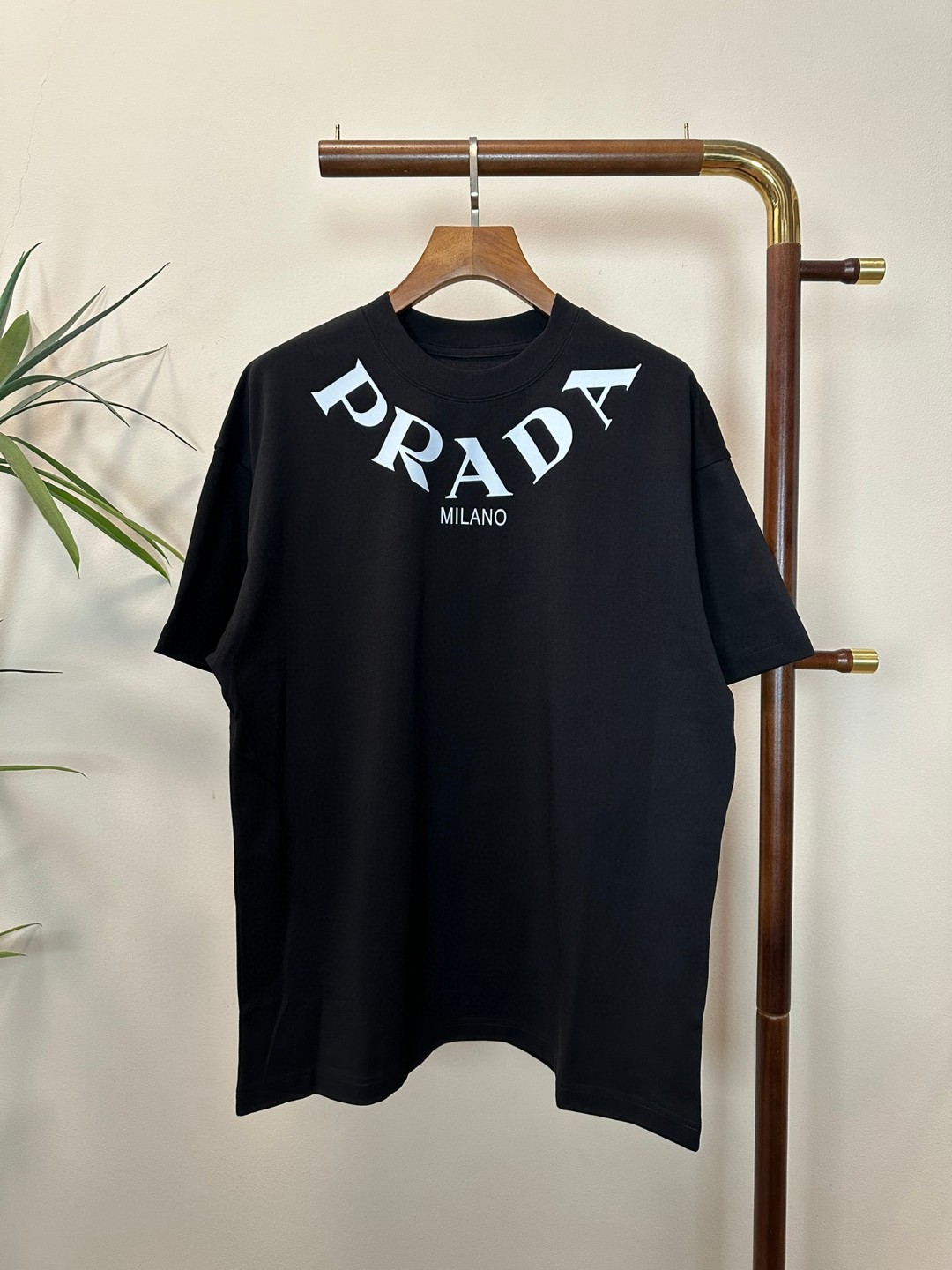 NO:413255,PRA Prada 2025 new round neck short-sleeved T-shirt high-end version!  Customized fabrics for counters are breathable and comfortable, with impeccable details, and the brand element design concept reflects high quality. The feel is delicate and soft!  It is casually cut, with a great upper body style!  Code number M-3XL, prada, prada, T-shirt,tees, t-shirt,alexander wang19860909PRA 普拉达2025新款 圆领 短袖 T恤 高端版本！专柜定制面料 透气舒适度高,细节无可挑剔,品牌元素设计理念,体现高品质.手感细腻柔软！呈现休闲裁剪,上身版型超赞！ 码数M-3XL,,prada,prada,T-shirt,tees，t-shirt,alexander wang,Men's clothing