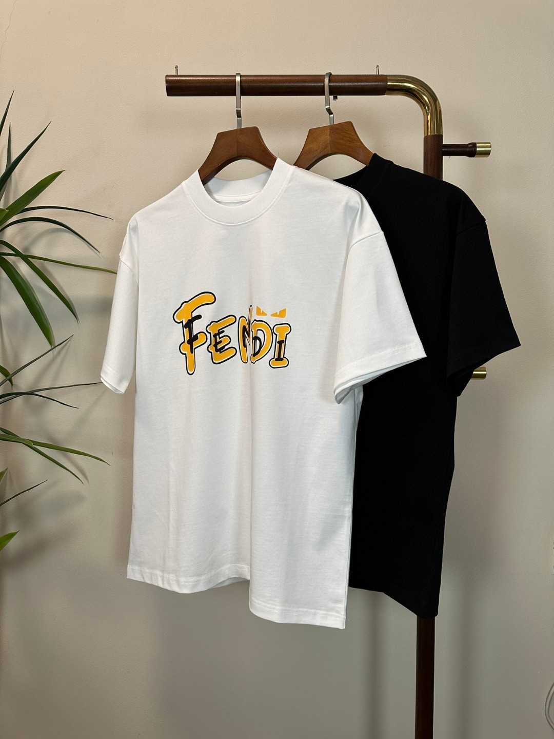 NO:430791,FD Fendi 2025 new round neck short-sleeved T-shirt high-end version!  Customized fabrics for counters are breathable and comfortable, with impeccable details, and the brand element design concept reflects high quality. The feel is delicate and soft!  It is casually cut, with a great upper body style!  Code number M-3XL, fendi, T-shirt, tees, t-shirt, alexander wang19860909FD 芬迪 2025新款 圆领 短袖 T恤 高端版本！专柜定制面料 透气舒适度高,细节无可挑剔,品牌元素设计理念,体现高品质.手感细腻柔软！呈现休闲裁剪,上身版型超赞！ 码数M-3XL,,fendi,T-shirt,tees，t-shirt,alexander wang,Men's clothing