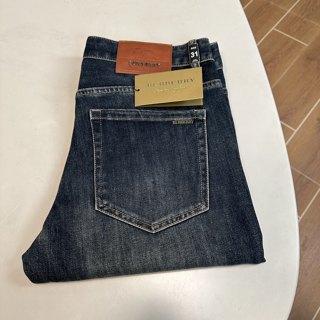 NO:430753,BBR Burberry exclusively offers new jeans, high-end version!  Customized fabrics for counters are breathable and comfortable, with impeccable details, and the brand element design concept reflects high quality. The feel is delicate and soft!  It is casually cut, with a great upper body style!  Count 29-38, burberry, jeans, alexander wang19860909BBR 巴宝莉独家专供新款 牛仔裤,高端版本！专柜定制面料 透气舒适度高,细节无可挑剔,品牌元素设计理念,体现高品质.手感细腻柔软！呈现休闲裁剪,上身版型超赞！ 码数29-38,,burberry,jeans,alexander wang,Men's clothing