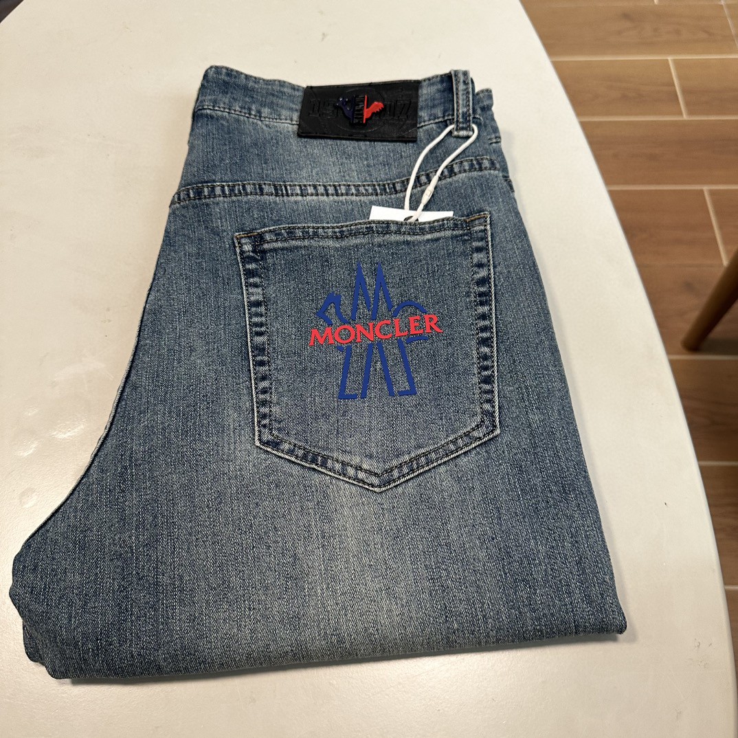 NO:430763,25 new MON masked exclusively for new jeans, high-end version!  Customized fabrics for counters are breathable and comfortable, with impeccable details, and the brand element design concept reflects high quality. The feel is delicate and soft!  It is casually cut, with a great upper body style!  Number of codes 29-40, Moncler, jeans, alexander wang1986090925新款MON 蒙口独家专供新款 牛仔裤,高端版本！专柜定制面料 透气舒适度高,细节无可挑剔,品牌元素设计理念,体现高品质.手感细腻柔软！呈现休闲裁剪,上身版型超赞！ 码数29-40,,Moncler,jeans,alexander wang,Men's clothing