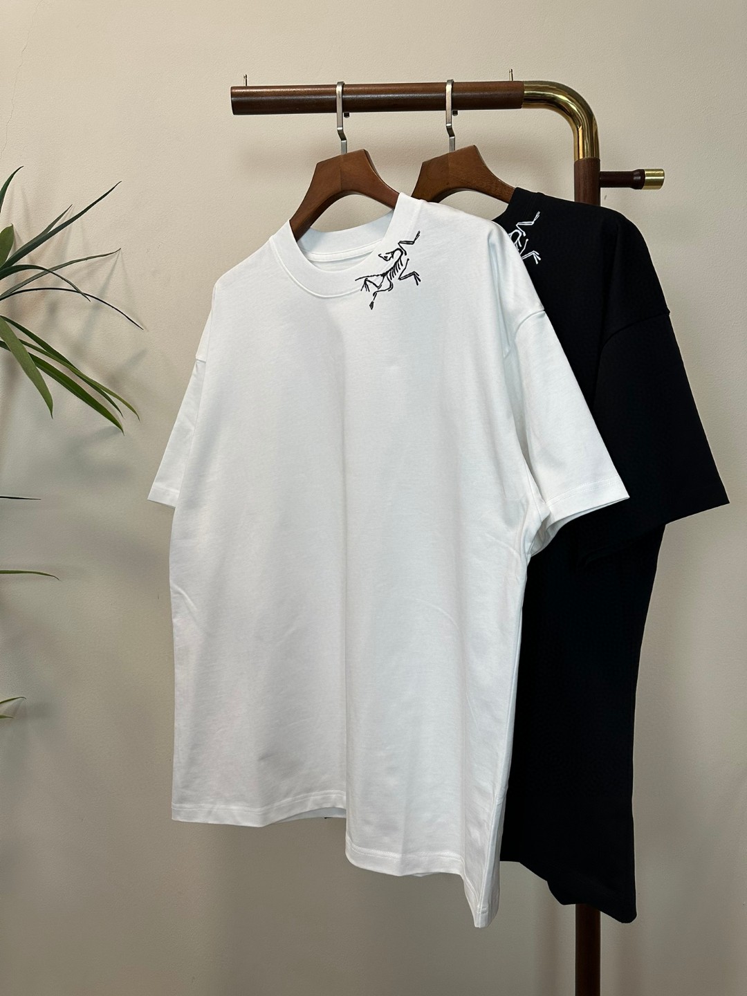 NO:430803,PRA Prada 2025 new round neck short-sleeved T-shirt high-end version!  Customized fabrics for counters are breathable and comfortable, with impeccable details, and the brand element design concept reflects high quality. The feel is delicate and soft!  It is casually cut, with a great upper body style!  Code number M-3XL, prada, prada, T-shirt,tees, t-shirt,alexander wang19860909PRA 普拉达2025新款 圆领 短袖 T恤 高端版本！专柜定制面料 透气舒适度高,细节无可挑剔,品牌元素设计理念,体现高品质.手感细腻柔软！呈现休闲裁剪,上身版型超赞！ 码数M-3XL,,prada,prada,T-shirt,tees，t-shirt,alexander wang,Men's clothing