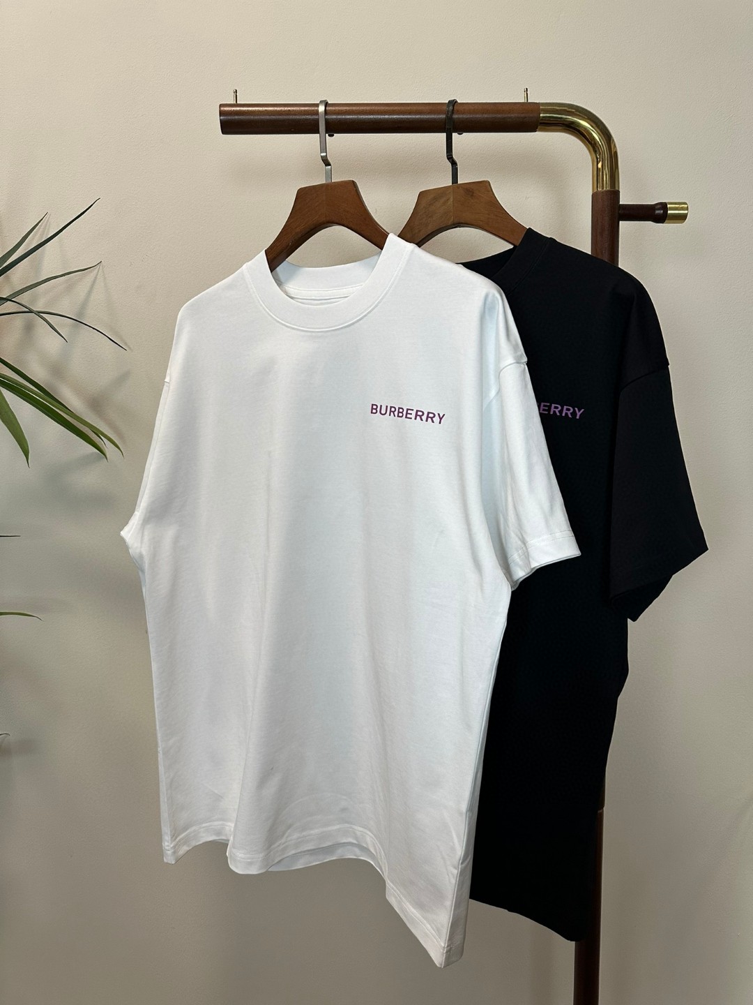 NO:430808,BBR Burberry 2025 new round neck short-sleeved T-shirt high-end version!  Customized fabrics for counters are breathable and comfortable, with impeccable details, and the brand element design concept reflects high quality. The feel is delicate and soft!  It is casually cut, with a great upper body style!  Code number M-3XL, burberry, T-shirt,tees, t-shirt,alexander wang19860909BBR 巴宝莉2025新款 圆领 短袖 T恤 高端版本！专柜定制面料 透气舒适度高,细节无可挑剔,品牌元素设计理念,体现高品质.手感细腻柔软！呈现休闲裁剪,上身版型超赞！ 码数M-3XL,,burberry,T-shirt,tees，t-shirt,alexander wang,Men's clothing