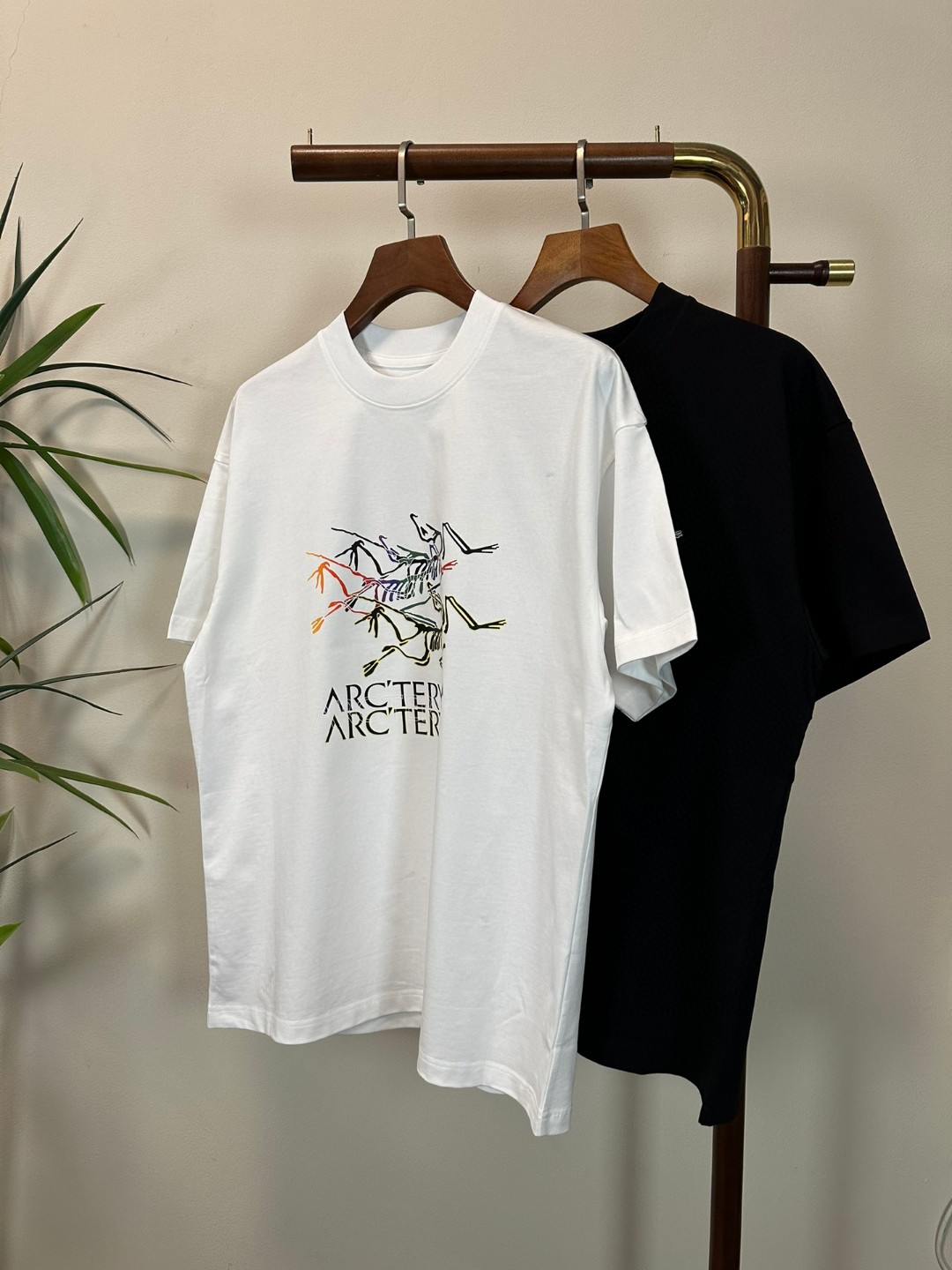 NO:430812,ARC Archaeopteryx 2025 new round neck short-sleeved T-shirt high-end version!  Customized fabrics for counters are breathable and comfortable, with impeccable details, and the brand element design concept reflects high quality. The feel is delicate and soft!  It is casually cut, with a great upper body style!  Code number M-3XL, arc'teryx, T-shirt,tees, t-shirt,alexander wang19860909ARC 始祖鸟 2025新款 圆领 短袖 T恤 高端版本！专柜定制面料 透气舒适度高,细节无可挑剔,品牌元素设计理念,体现高品质.手感细腻柔软！呈现休闲裁剪,上身版型超赞！ 码数M-3XL,arc'teryx,T-shirt,tees，t-shirt,alexander wang,Men's clothing