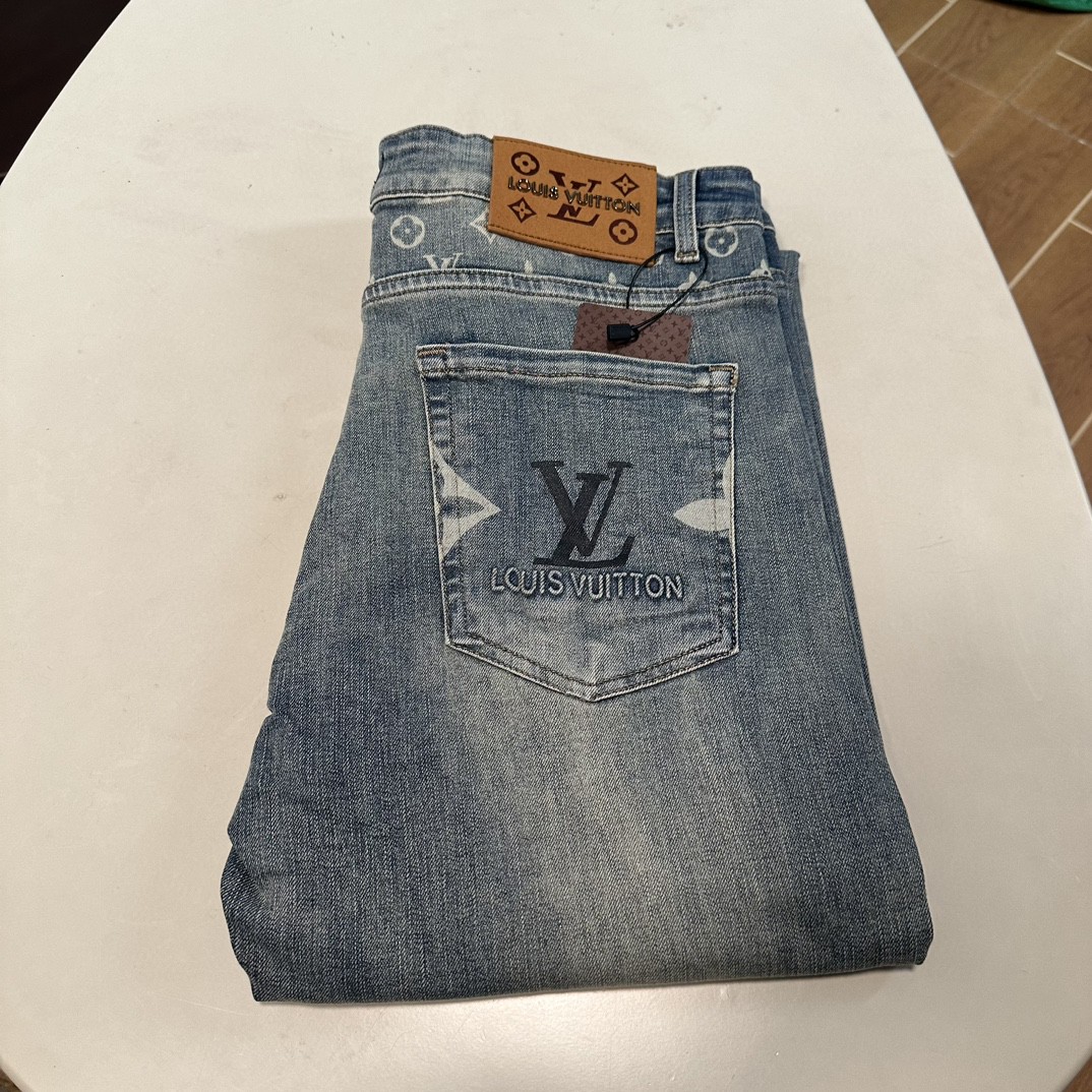 NO:430871,LV Louis Vuitton exclusively for new jeans, high-end version!  Customized fabrics for counters are breathable and comfortable, with impeccable details, and the brand element design concept reflects high quality. The feel is delicate and soft!  It is casually cut, with a great upper body style!  Count 29-38 None 37, louis vuitton,louis vuitton,jeans,alexander wang19860909LV路易威登 独家专供新款 牛仔裤,高端版本！专柜定制面料 透气舒适度高,细节无可挑剔,品牌元素设计理念,体现高品质.手感细腻柔软！呈现休闲裁剪,上身版型超赞！ 码数29-38 无37,,louis vuitton,louis vuitton,jeans,alexander wang,Men's clothing
