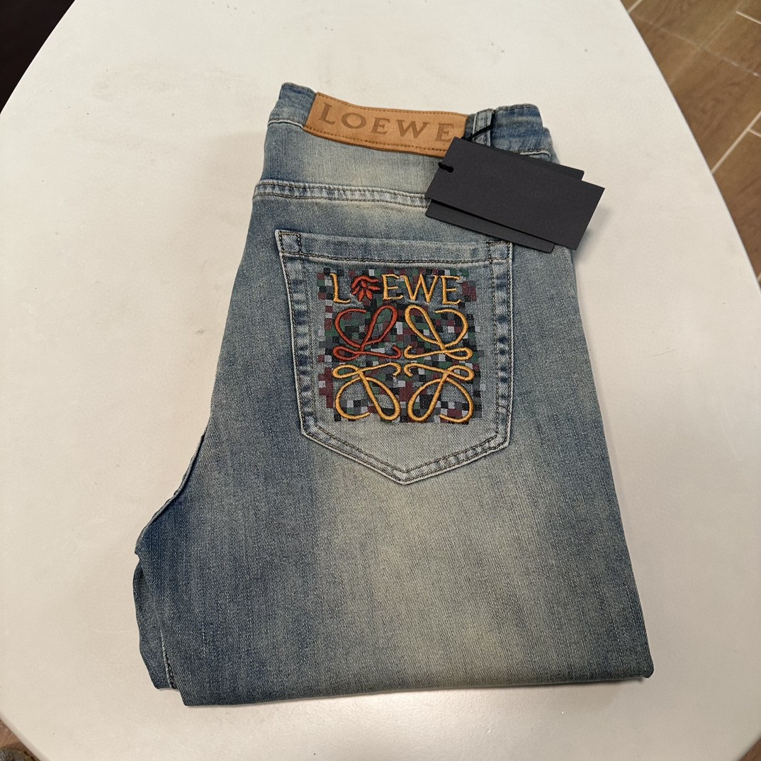 NO:430876,LOE Loewe exclusively offers new jeans, high-end version!  Customized fabrics for counters are breathable and comfortable, with impeccable details, and the brand element design concept reflects high quality. The feel is delicate and soft!  It is casually cut, with a great upper body style!  Number of codes 29-38 None 37, loewe, loewe, jeans, alexander wang19860909LOE 罗意威独家专供新款 牛仔裤,高端版本！专柜定制面料 透气舒适度高,细节无可挑剔,品牌元素设计理念,体现高品质.手感细腻柔软！呈现休闲裁剪,上身版型超赞！ 码数29-38 无37,,loewe,loewe,jeans,alexander wang,Men's clothing
