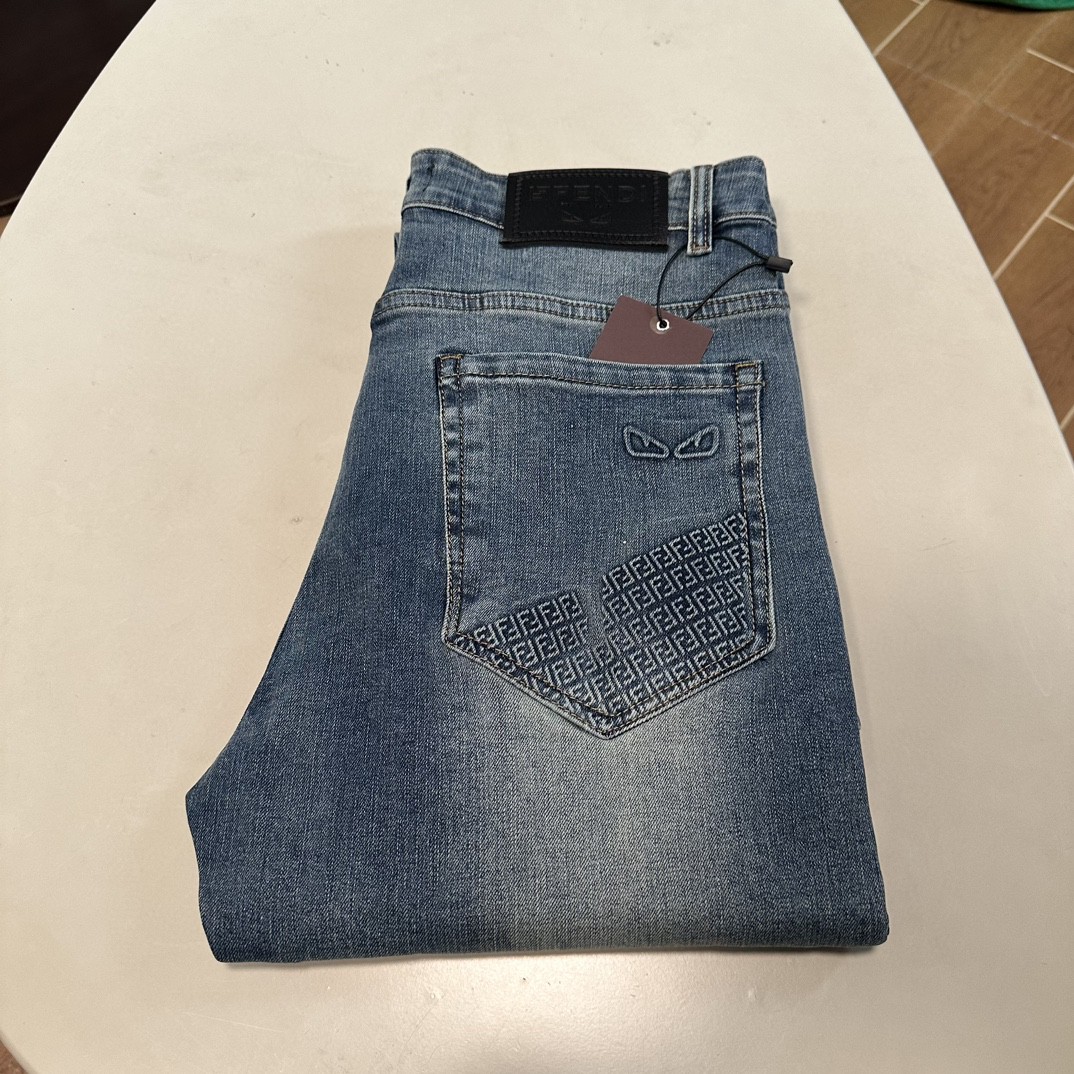 NO:430884,FD Fendi exclusively offers new jeans, high-end version!  Customized fabrics for counters are breathable and comfortable, with impeccable details, and the brand element design concept reflects high quality. The feel is delicate and soft!  It is casually cut, with a great upper body style!  Number of codes 29-38 None 37, fendi, jeans, alexander wang19860909FD 芬迪独家专供新款 牛仔裤,高端版本！专柜定制面料 透气舒适度高,细节无可挑剔,品牌元素设计理念,体现高品质.手感细腻柔软！呈现休闲裁剪,上身版型超赞！ 码数29-38 无37,,fendi,jeans,alexander wang,Men's clothing