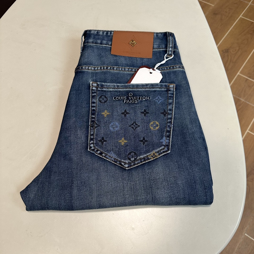 NO:428933,LV Louis Vuitton exclusively offers new jeans, high-end version!  Customized fabrics for counters are breathable and comfortable, with impeccable details, and the brand element design concept reflects high quality. The feel is delicate and soft!  It is casually cut, with a great upper body style!  29-40, louis vuitton,louis vuitton,jeans,alexander wang19860909LV 路易威登独家专供新款 牛仔裤,高端版本！专柜定制面料 透气舒适度高,细节无可挑剔,品牌元素设计理念,体现高品质.手感细腻柔软！呈现休闲裁剪,上身版型超赞！ 码数29-40,,louis vuitton,louis vuitton,jeans,alexander wang,Men's clothing