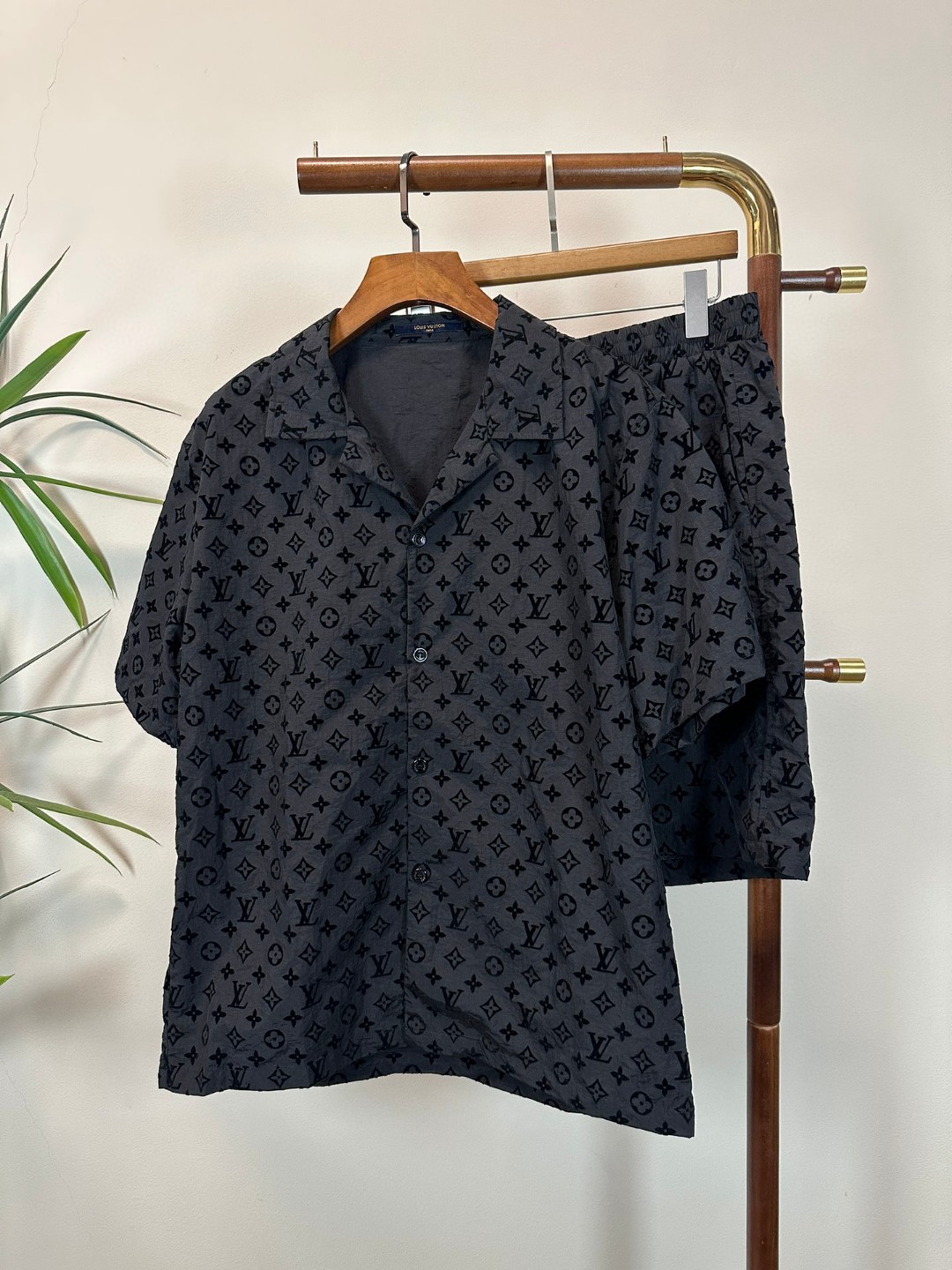 NO:428948,One set is not sold, LV Louis Vuitton, top quality, the same style on the official website, complete with three standards!  2025 Spring and Summer New Men's Set Fashionable and Casual High-end Version!  Customized fabrics in counters are impeccable in details, and the brand elements design concept reflects high quality. The feel is delicate and soft!  It is casually cut, with a great upper body style!  Code number M-2XL, louis vuitton,louis vuitton,alexander wang19860909一套不拆卖 LV 路易威登 顶级品质 官网同款,三标齐全！2025春夏新款男士套装 时尚休闲高端版本！专柜定制面料 细节无可挑剔,品牌元素设计理念,体现高品质.手感细腻柔软！呈现休闲裁剪,上身版型超赞！码数M-2XL,,louis vuitton,louis vuitton,alexander wang,Men's clothing