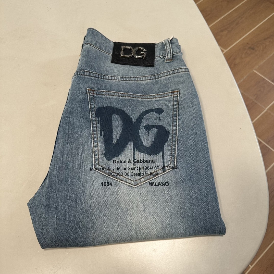 NO:428949,DG Dolce & Gabbana exclusively offers new jeans, high-end version!  Customized fabrics for counters are breathable and comfortable, with impeccable details, and the brand element design concept reflects high quality. The feel is delicate and soft!  It is casually cut, with a great upper body style!  29-40, Dolce & Gabbana, jeans, alexander wang19860909DG 杜嘉班纳独家专供新款 牛仔裤,高端版本！专柜定制面料 透气舒适度高,细节无可挑剔,品牌元素设计理念,体现高品质.手感细腻柔软！呈现休闲裁剪,上身版型超赞！ 码数29-40,,Dolce&Gabbana,jeans,alexander wang,Men's clothing