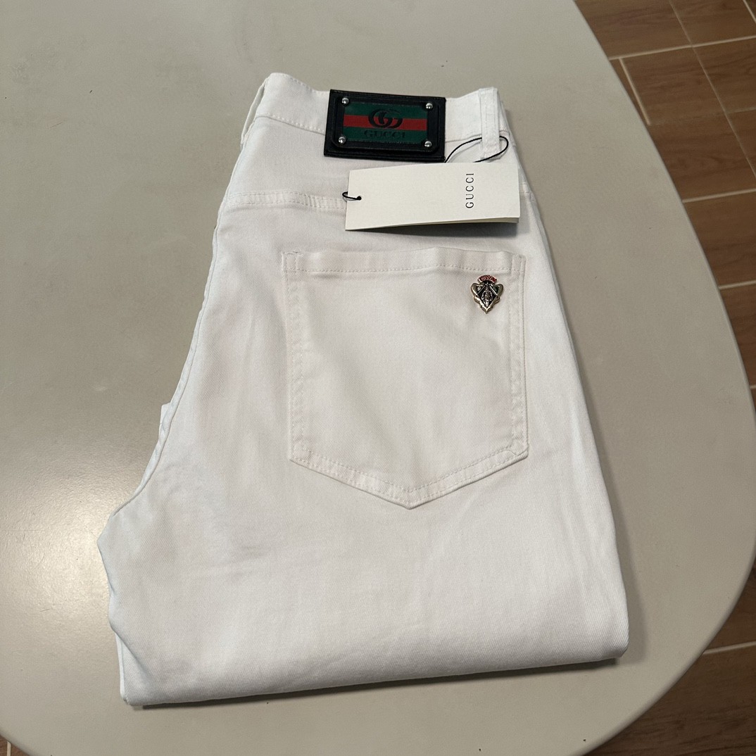 NO:428970,GU Gucci exclusively for new jeans, high-end version!  Customized fabrics for counters are breathable and comfortable, with impeccable details, and the brand element design concept reflects high quality. The feel is delicate and soft!  It is casually cut, with a great upper body style!  Count 29-38, gucci, jeans, alexander wang19860909GU 古驰 独家专供新款 牛仔裤,高端版本！专柜定制面料 透气舒适度高,细节无可挑剔,品牌元素设计理念,体现高品质.手感细腻柔软！呈现休闲裁剪,上身版型超赞！ 码数29-38,,gucci,jeans,alexander wang,Men's clothing