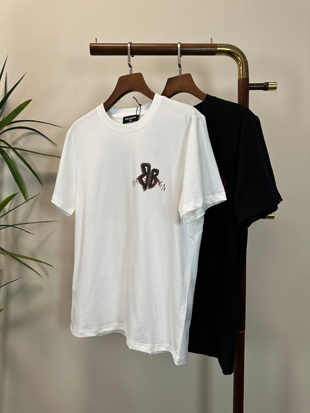 NO:428957,BLCG Paris 2025 new round neck short-sleeved T-shirt high-end version!  Customized fabrics for counters are breathable and comfortable, with impeccable details, and the brand element design concept reflects high quality. The feel is delicate and soft!  It is casually cut, with a great upper body style!  S-XL, T-shirt,tees,t-shirt,alexander wang19860909BLCG 巴黎 2025新款 圆领 短袖 T恤 高端版本！专柜定制面料 透气舒适度高,细节无可挑剔,品牌元素设计理念,体现高品质.手感细腻柔软！呈现休闲裁剪,上身版型超赞！ 码数S-XL,,T-shirt,tees，t-shirt,alexander wang,Men's clothing