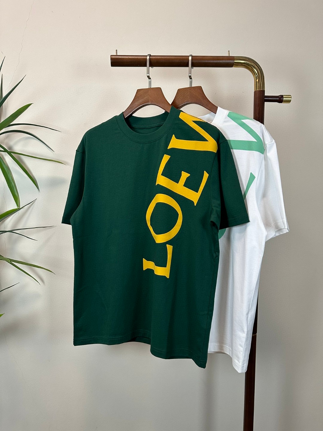 NO:428962,LOE Luo Yiwei 2025 new round neck short-sleeved T-shirt high-end version!  Customized fabrics for counters are breathable and comfortable, with impeccable details, and the brand element design concept reflects high quality. The feel is delicate and soft!  It is casually cut, with a great upper body style!  Code number M-3XL, loewe, loewe, T-shirt,tees, t-shirt,alexander wang19860909LOE 罗意威 2025新款 圆领 短袖 T恤 高端版本！专柜定制面料 透气舒适度高,细节无可挑剔,品牌元素设计理念,体现高品质.手感细腻柔软！呈现休闲裁剪,上身版型超赞！ 码数M-3XL,,loewe,loewe,T-shirt,tees，t-shirt,alexander wang,Men's clothing