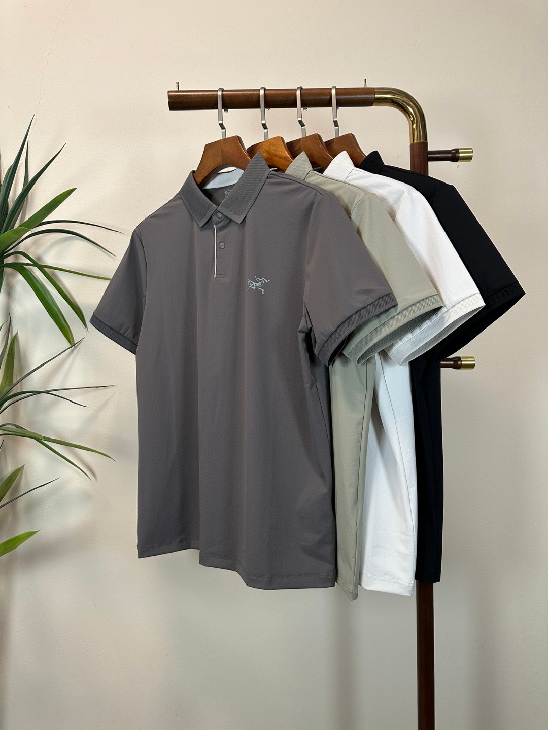 NO:428972,ARC Archaeopteryx 2025 new Polo shirt, semi-zippered short-sleeved T-shirt, high-end version!  Customized fabrics for counters are breathable and comfortable, with impeccable details, and the brand element design concept reflects high quality. The feel is delicate and soft!  It is casually cut, with a great upper body style!  Code number M-4XL, arc'teryx, T-shirt,tees, t-shirt,alexander wang19860909ARC 始祖鸟 2025新款 Polo衫 半拉链 短袖 T恤 高端版本！专柜定制面料 透气舒适度高,细节无可挑剔,品牌元素设计理念,体现高品质.手感细腻柔软！呈现休闲裁剪,上身版型超赞！ 码数M-4XL,arc'teryx,T-shirt,tees，t-shirt,alexander wang,Men's clothing