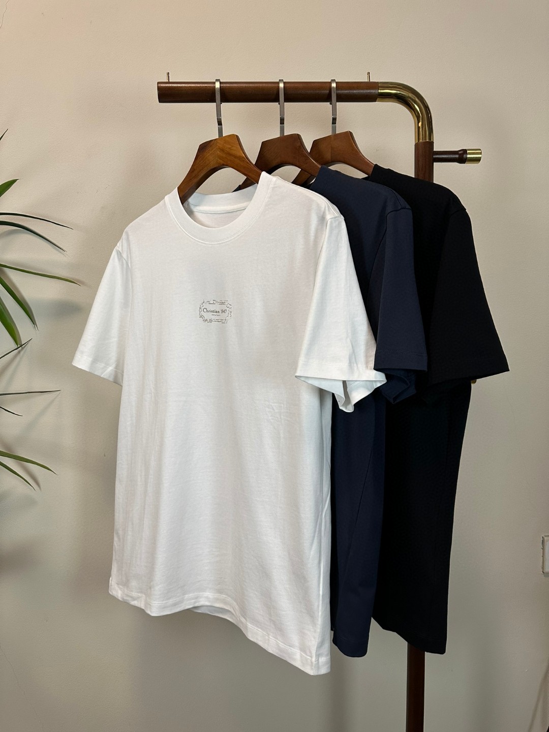 NO:428975,DIOR 2025 new round neck short-sleeved T-shirt high-end version!  Customized fabrics for counters are breathable and comfortable, with impeccable details, and the brand element design concept reflects high quality. The feel is delicate and soft!  It is casually cut, with a great upper body style!  Code number M-3XL, dior, dior, T-shirt,tees, t-shirt,alexander wang19860909DIOR 迪奥 2025新款 圆领 短袖 T恤 高端版本！专柜定制面料 透气舒适度高,细节无可挑剔,品牌元素设计理念,体现高品质.手感细腻柔软！呈现休闲裁剪,上身版型超赞！ 码数M-3XL,,dior,dior,T-shirt,tees，t-shirt,alexander wang,Men's clothing