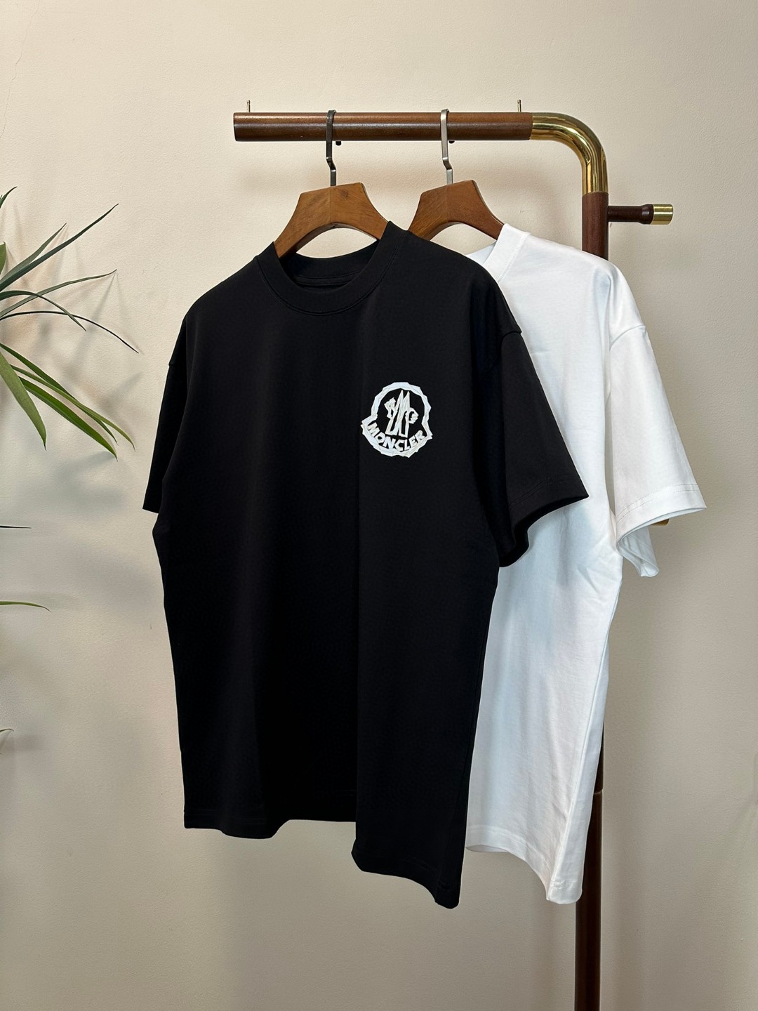 NO:428977,MON 2025 new round neck short-sleeved T-shirt high-end version!  Customized fabrics for counters are breathable and comfortable, with impeccable details, and the brand element design concept reflects high quality. The feel is delicate and soft!  It is casually cut, with a great upper body style!  Code number M-3XL, Moncler, T-shirt,tees, t-shirt,alexander wang19860909MON 蒙口2025新款 圆领 短袖 T恤 高端版本！专柜定制面料 透气舒适度高,细节无可挑剔,品牌元素设计理念,体现高品质.手感细腻柔软！呈现休闲裁剪,上身版型超赞！ 码数M-3XL,,Moncler,T-shirt,tees，t-shirt,alexander wang,Men's clothing