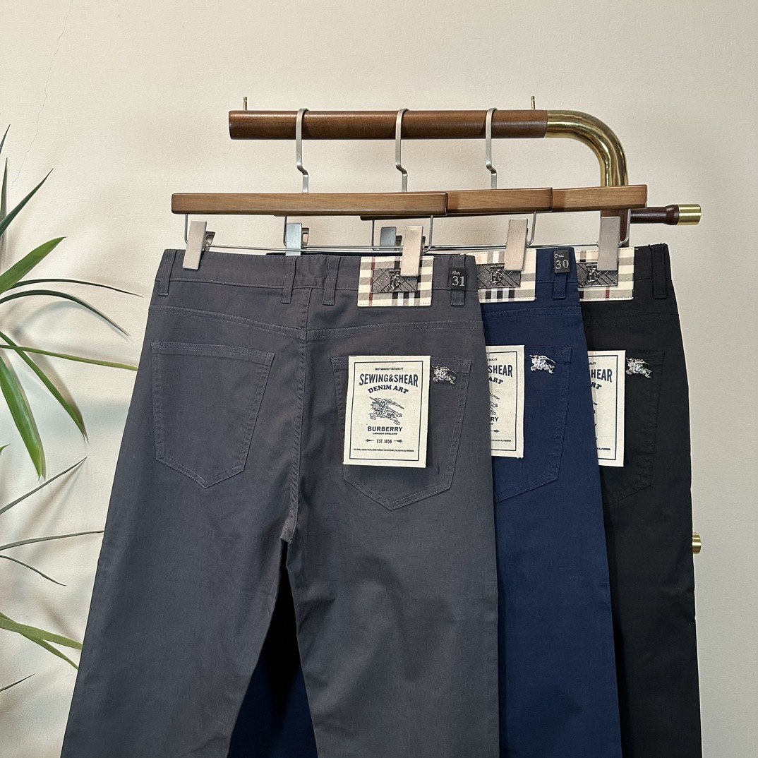 NO:428992,Business casual pants BBR Burberry 2025 new series of men's casual pants!  The brand style is unobstructed!  Minimalist design, without extravagant elements to win the lead, the details are finely made, the hardware accessories are customized, the thickness is just right, easy to control various weather, classic colors are very energetic, and various styles of dressing, casual business, daily life, and fashion trends can be controlled!  Overall, both in terms of grade and fashion are extremely outstanding, bringing extraordinary clothing taste!  Color black dark blue gray code number 29-40, burberry, alexander wang19860909商务休闲裤 BBR 巴宝莉 2025 新系列男士休闲裤！ 品牌格调一览无余！极简主义设计,没有多余浮夸的元素来宣兵夺主,细节做工精细,五金配件原版定制,厚薄程度也是恰到好处,轻松驾驭各种天气,经典颜色上身很显精气神,多种风格穿搭,休闲商务、日常生活、时尚潮流均可驾驭！整体不论是档次还是时尚感都是极为出色的,带来非凡的衣着品味！ 颜色黑色 深蓝色 灰色 码数29-40,,burberry,alexander wang,Men's clothing