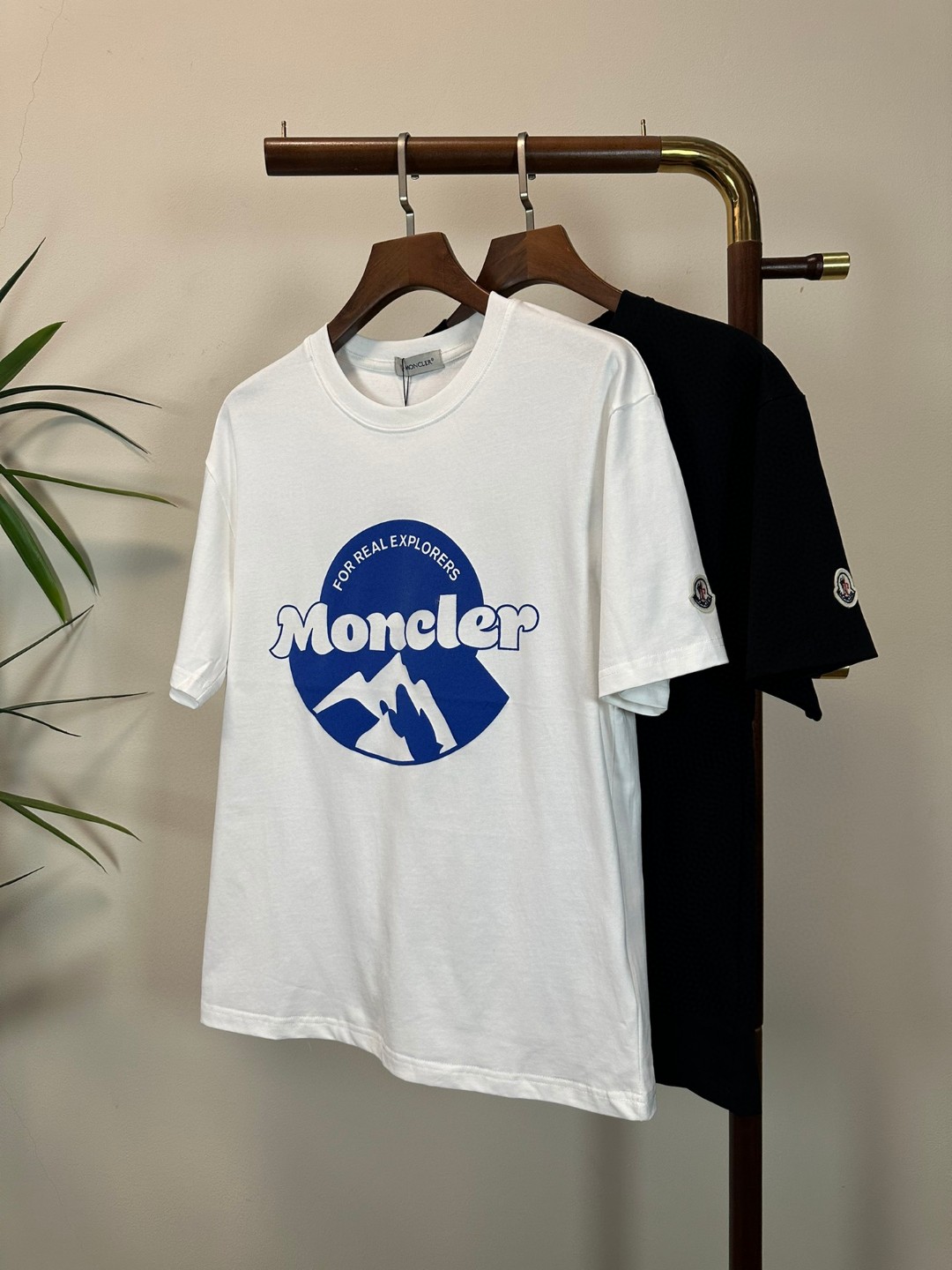 NO:429012,The new 2025 round neck short-sleeved T-shirt high-end version!  Customized fabrics for counters are breathable and comfortable, with impeccable details, and the brand element design concept reflects high quality. The feel is delicate and soft!  It is casually cut, with a great upper body style!  Code number M-3XL, Moncler, T-shirt,tees, t-shirt,alexander wang19860909蒙口 2025新款 圆领 短袖 T恤 高端版本！专柜定制面料 透气舒适度高,细节无可挑剔,品牌元素设计理念,体现高品质.手感细腻柔软！呈现休闲裁剪,上身版型超赞！ 码数M-3XL,,Moncler,T-shirt,tees，t-shirt,alexander wang,Men's clothing