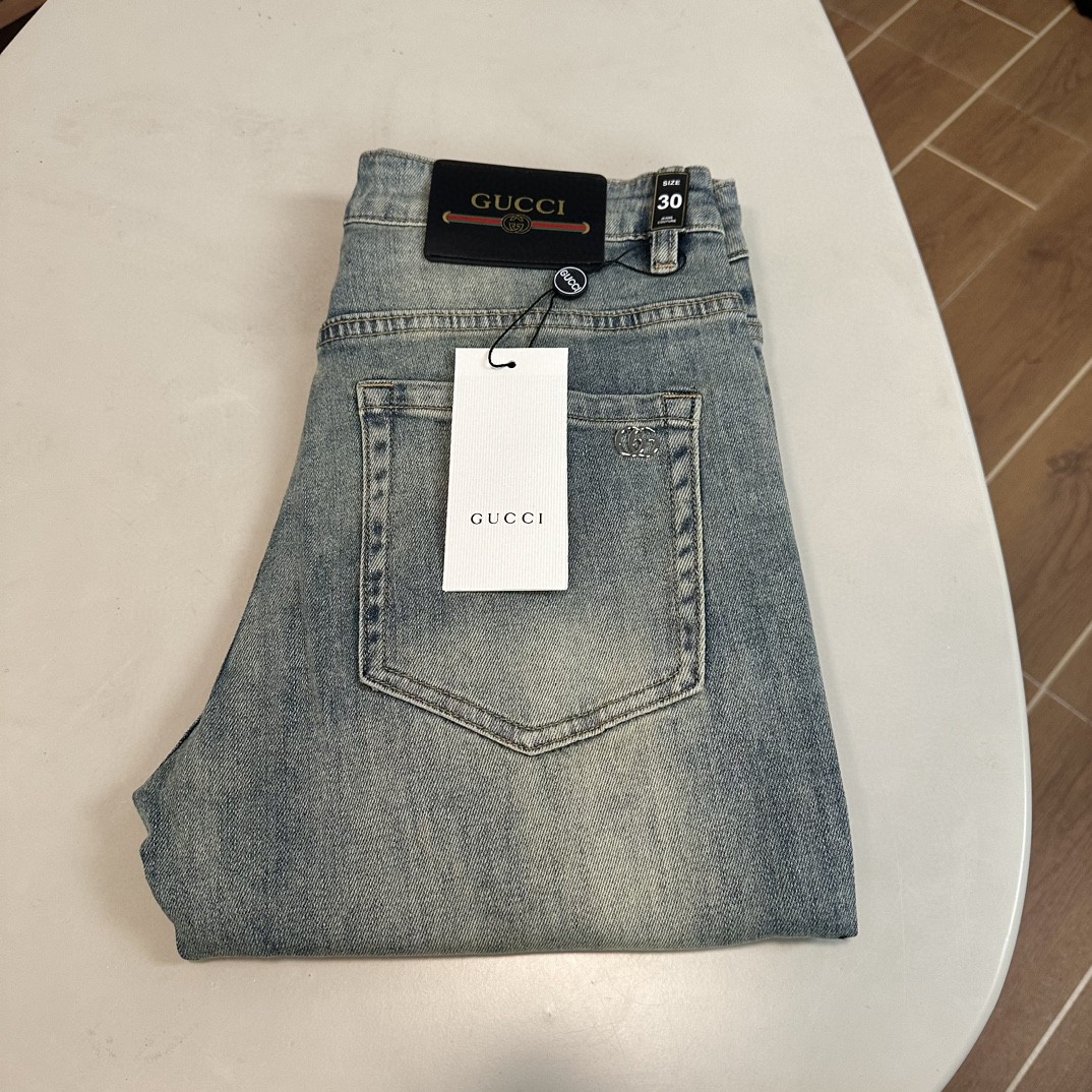 NO:429017,GU Gucci exclusively offers new jeans, high-end version!  Customized fabrics for counters are breathable and comfortable, with impeccable details, and the brand element design concept reflects high quality. The feel is delicate and soft!  It is casually cut, with a great upper body style!  Count 29-38, gucci, jeans, alexander wang19860909GU 古驰独家专供新款 牛仔裤,高端版本！专柜定制面料 透气舒适度高,细节无可挑剔,品牌元素设计理念,体现高品质.手感细腻柔软！呈现休闲裁剪,上身版型超赞！ 码数29-38,,gucci,jeans,alexander wang,Men's clothing