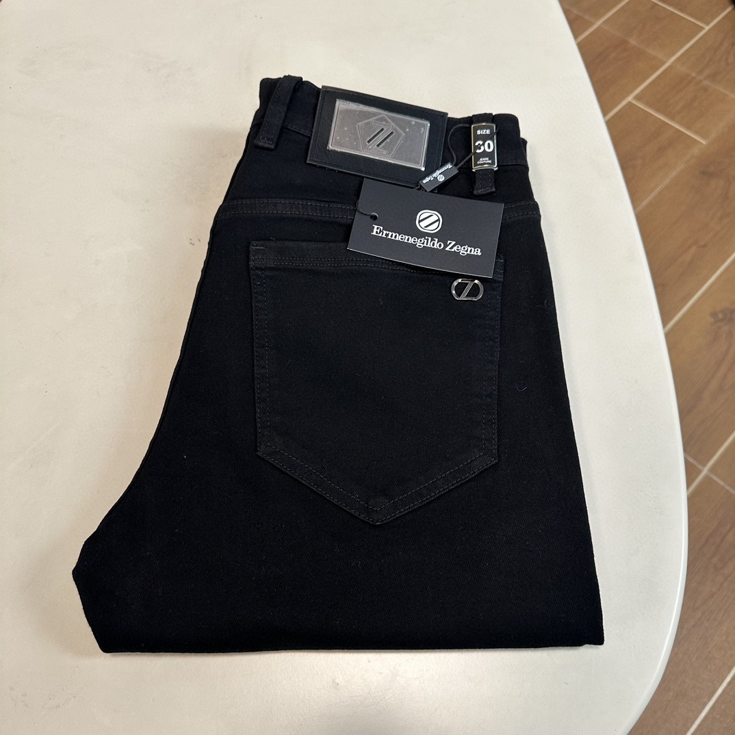 NO:428990,ZZ Jenia exclusively offers new jeans, high-end version!  Customized fabrics for counters are breathable and comfortable, with impeccable details, and the brand element design concept reflects high quality. The feel is delicate and soft!  It is casually cut, with a great upper body style!  29-38, zegna, jeans, alexander wang19860909ZZ 杰尼亚独家专供新款 牛仔裤,高端版本！专柜定制面料 透气舒适度高,细节无可挑剔,品牌元素设计理念,体现高品质.手感细腻柔软！呈现休闲裁剪,上身版型超赞！ 码数29-38,,zegna,jeans,alexander wang,Men's clothing