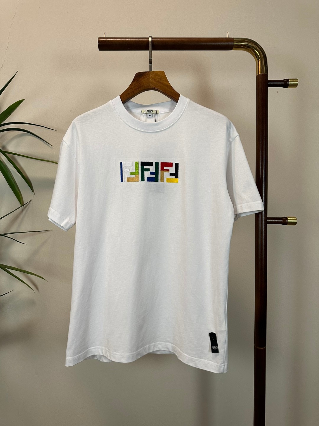 NO:429050,FD Fendi New Round Neck Short Sleeve T-shirt High-end Version!  Customized fabrics for counters are breathable and comfortable, with impeccable details, and the brand element design concept reflects high quality. The feel is delicate and soft!  It is casually cut, with a great upper body style!  Code number M-3XL, fendi, T-shirt, tees, t-shirt, alexander wang19860909FD 芬迪 新款 圆领 短袖 T恤 高端版本！专柜定制面料 透气舒适度高,细节无可挑剔,品牌元素设计理念,体现高品质.手感细腻柔软！呈现休闲裁剪,上身版型超赞！ 码数M-3XL,,fendi,T-shirt,tees，t-shirt,alexander wang,Men's clothing