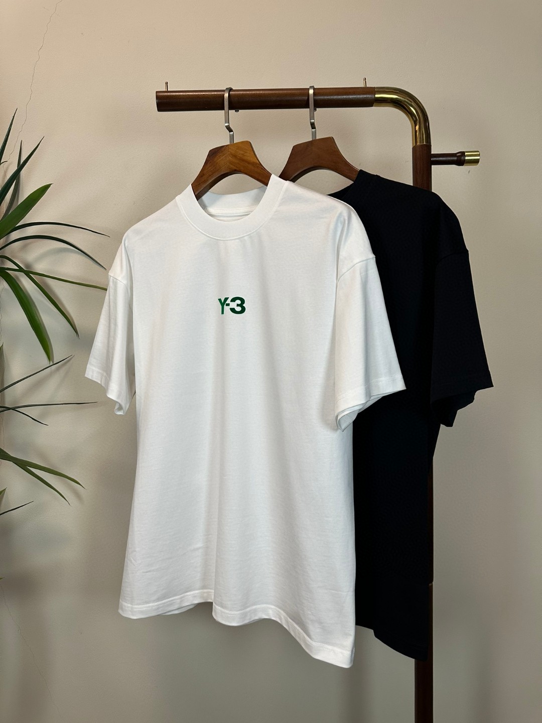 NO:429074,Y-3 Yamamoto Yoshi's new round neck short-sleeved T-shirt high-end version!  Customized fabrics for counters are breathable and comfortable, with impeccable details, and the brand element design concept reflects high quality. The feel is delicate and soft!  It is casually cut, with a great upper body style!  Code number M-3XL, T-shirt,tees,t-shirt,alexander wang19860909Y-3 山本耀司新款 圆领 短袖 T恤 高端版本！专柜定制面料 透气舒适度高,细节无可挑剔,品牌元素设计理念,体现高品质.手感细腻柔软！呈现休闲裁剪,上身版型超赞！ 码数M-3XL,,T-shirt,tees，t-shirt,alexander wang,Men's clothing