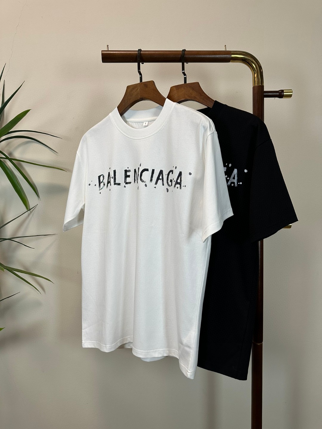 NO:429032,BLCG Paris New Round Neck Short Sleeve T-shirt High-end Version!  Customized fabrics for counters are breathable and comfortable, with impeccable details, and the brand element design concept reflects high quality. The feel is delicate and soft!  It is casually cut, with a great upper body style!  Code number M-4XL, T-shirt,tees,t-shirt,alexander wang19860909BLCG 巴黎 新款 圆领 短袖 T恤 高端版本！专柜定制面料 透气舒适度高,细节无可挑剔,品牌元素设计理念,体现高品质.手感细腻柔软！呈现休闲裁剪,上身版型超赞！ 码数M-4XL,,T-shirt,tees，t-shirt,alexander wang,Men's clothing